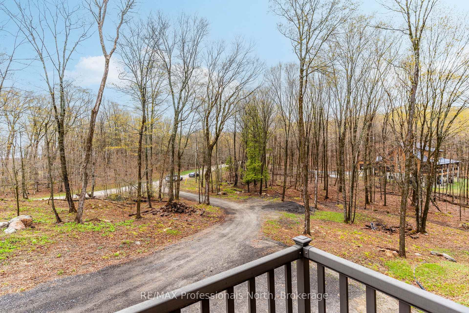 Gravel driveway, easily accessible year round