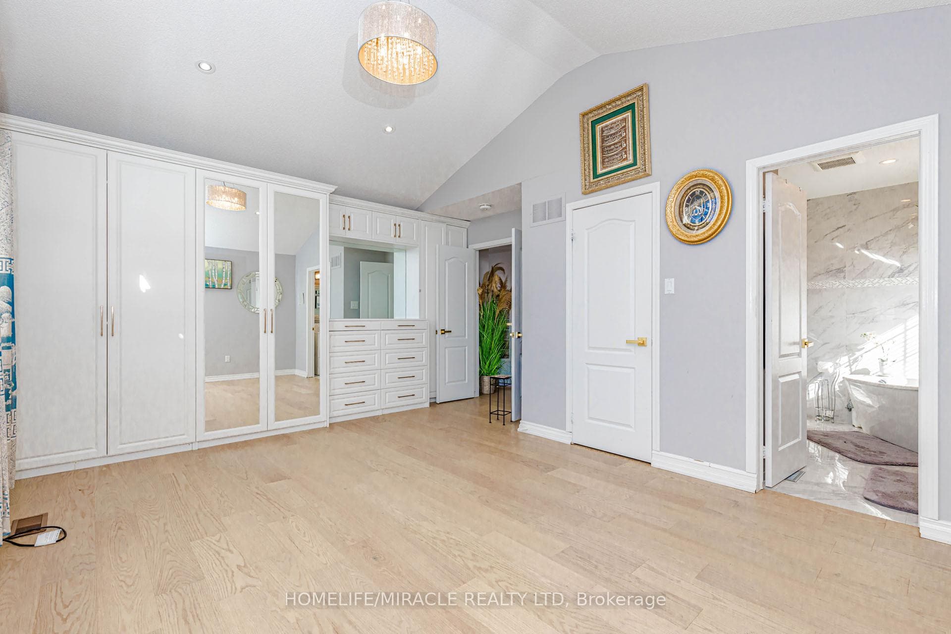 3339 Crompton Crescent photo 44