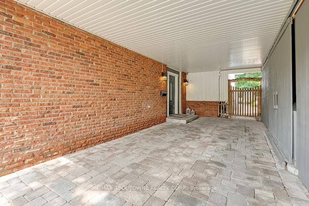 105 Osborne Crescent photo 6