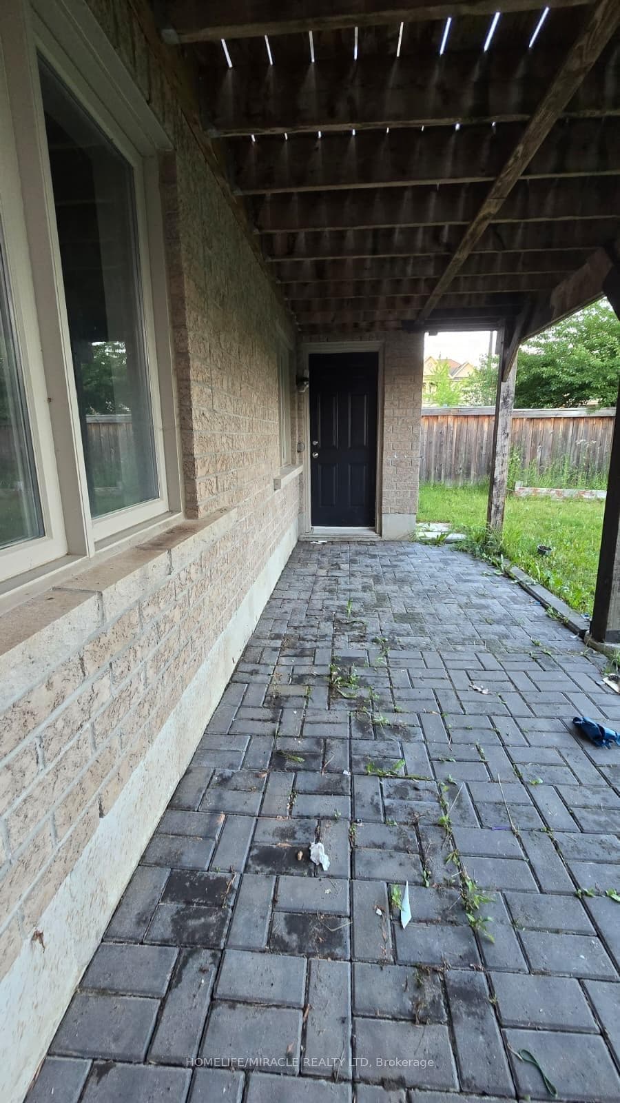 105 Stockell Crescent photo 3