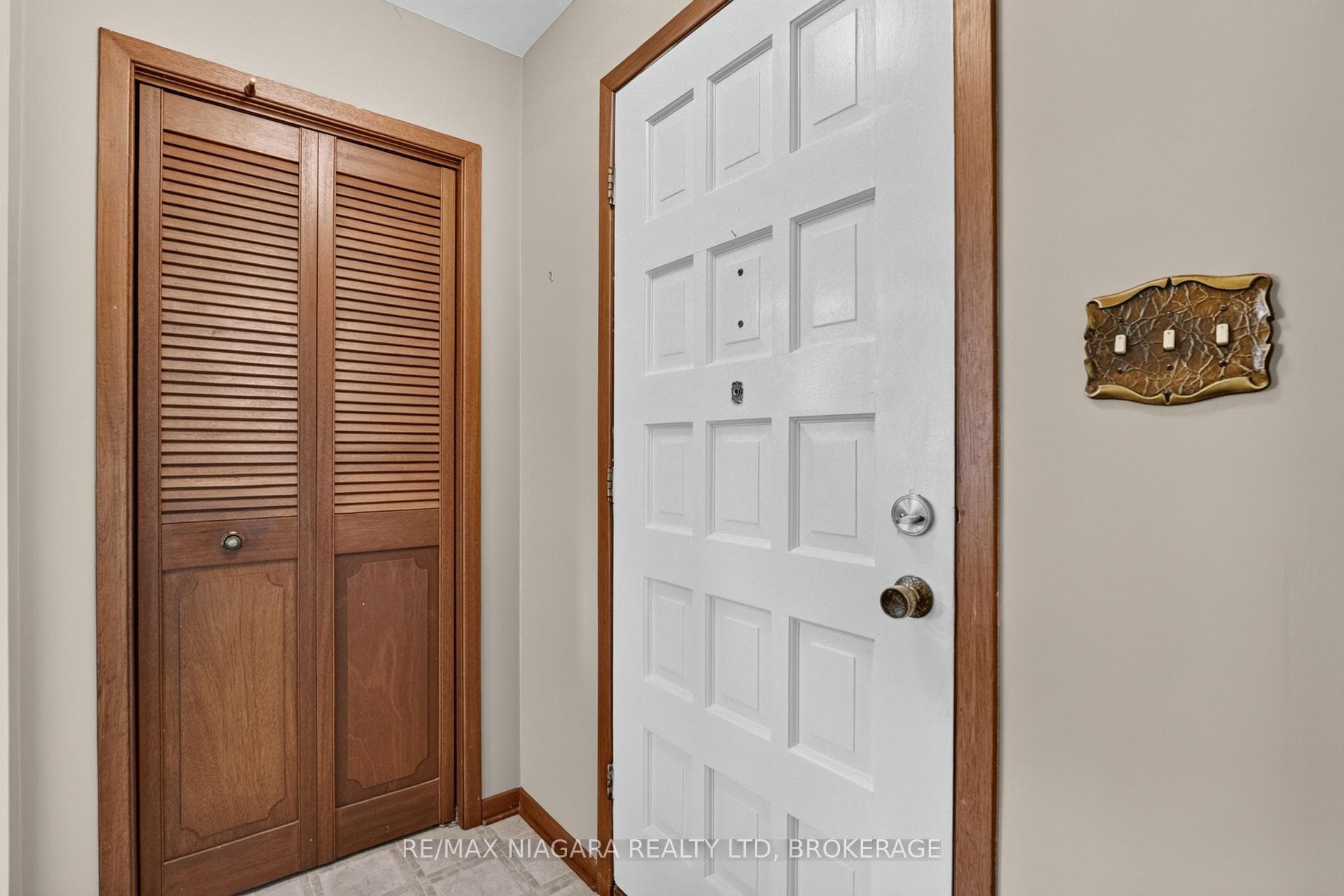 5777 Sunnylea Crescent photo 8