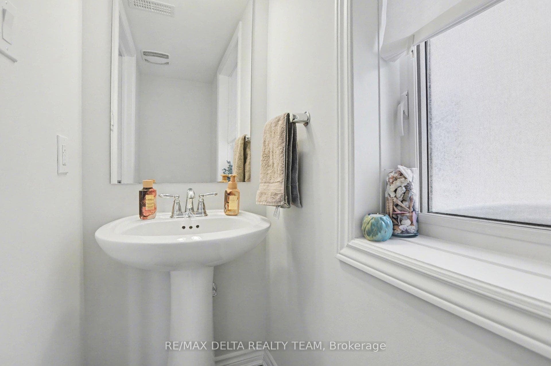 789 Mayfly Crescent photo 3