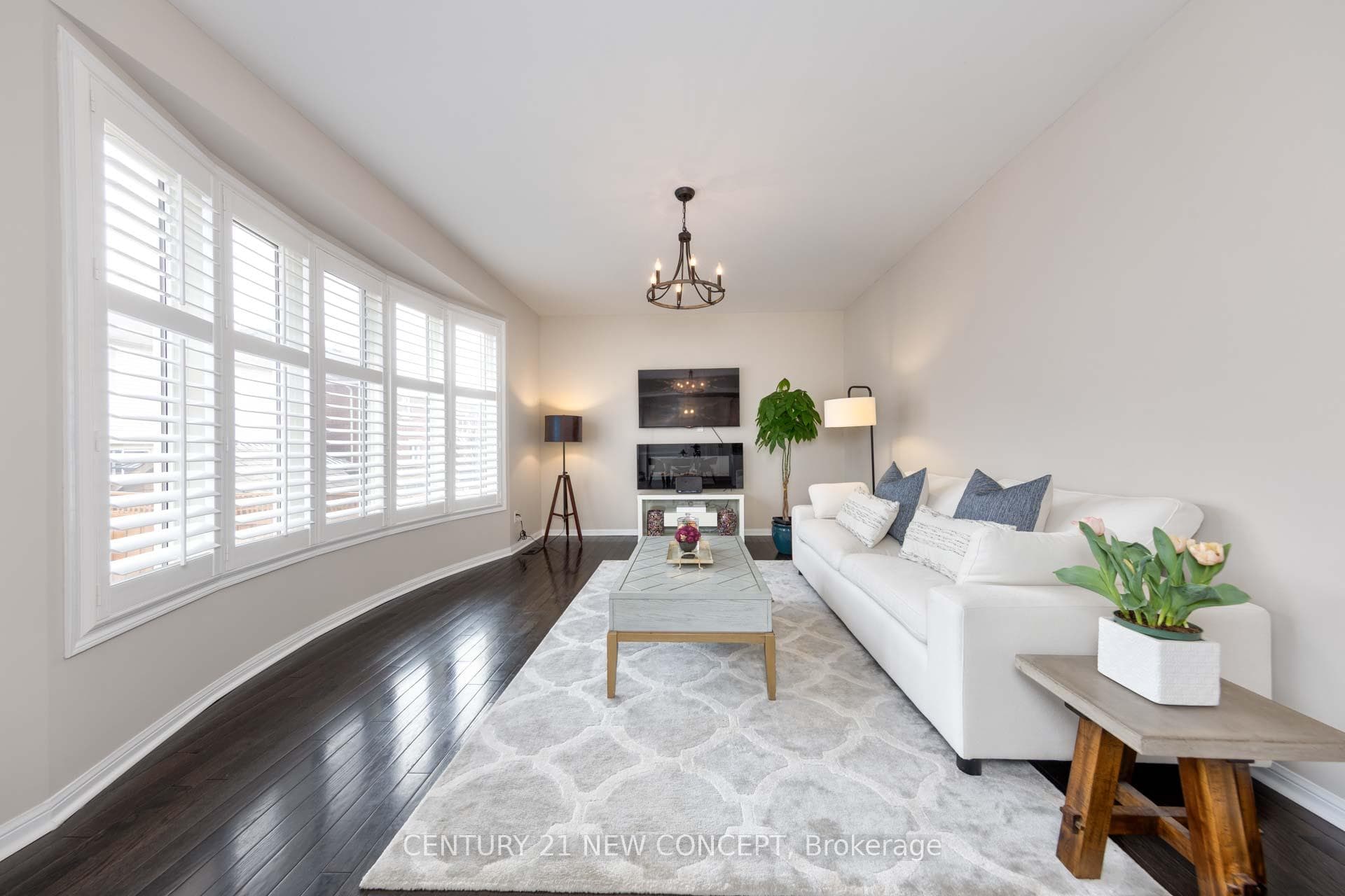 286 Schreyer Crescent photo 10