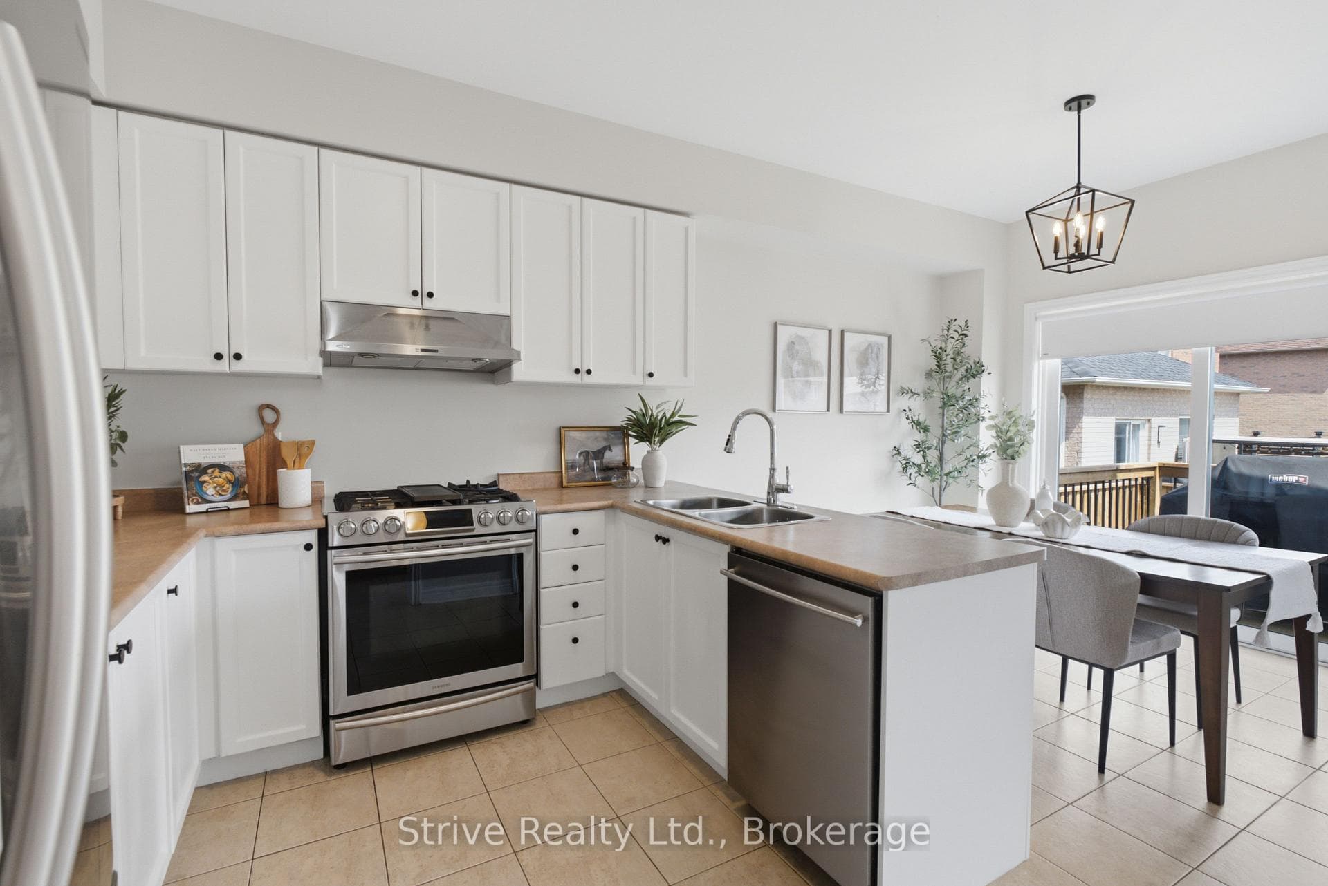 272 Huntington Crescent photo 8