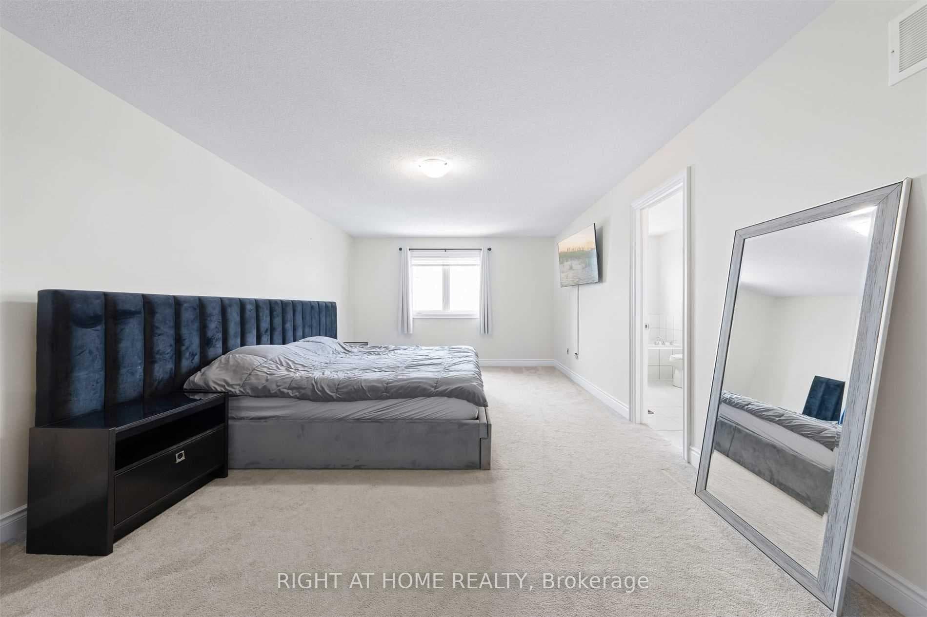 1172 Peelar Crescent photo 14
