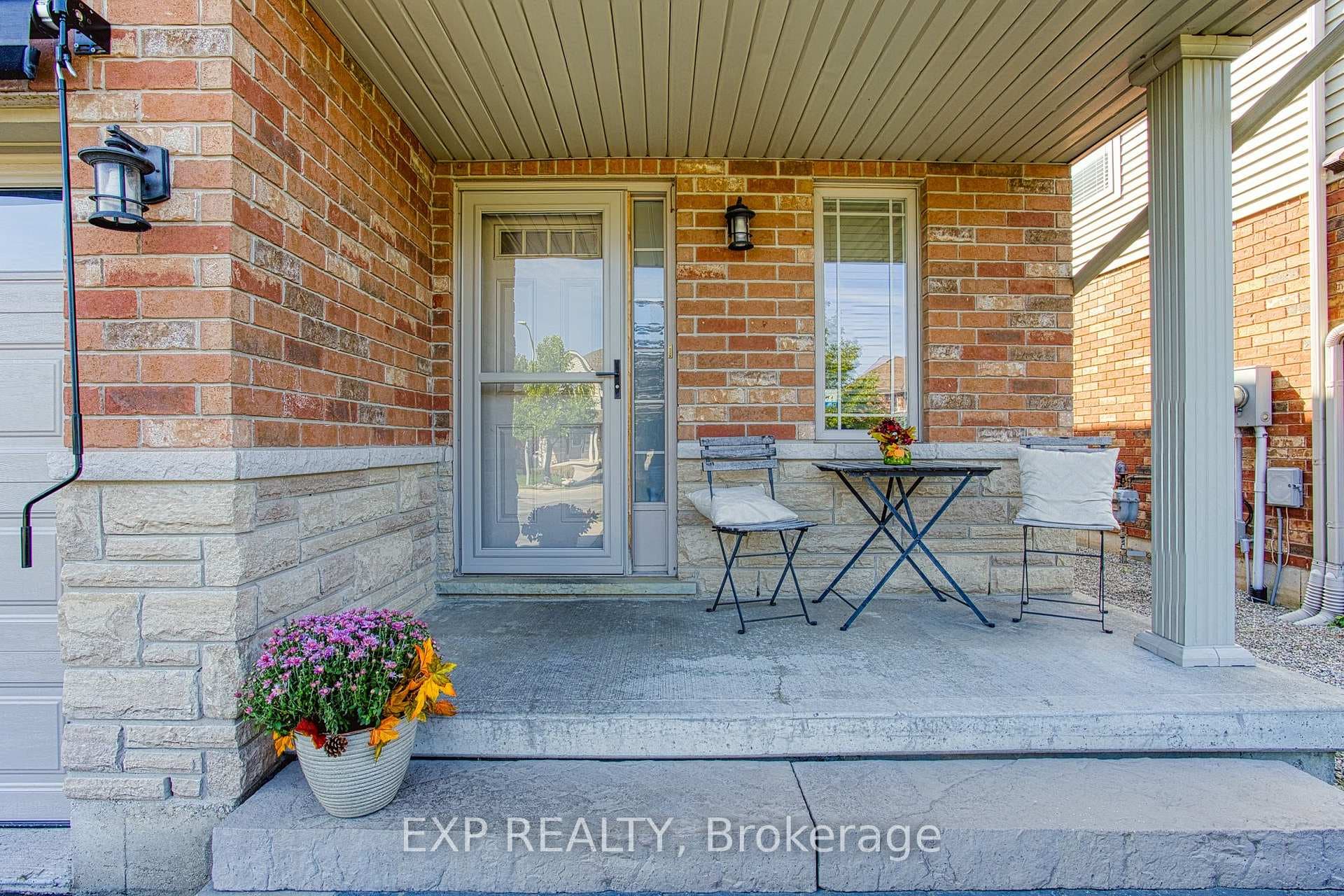121 Sumner Crescent photo 4