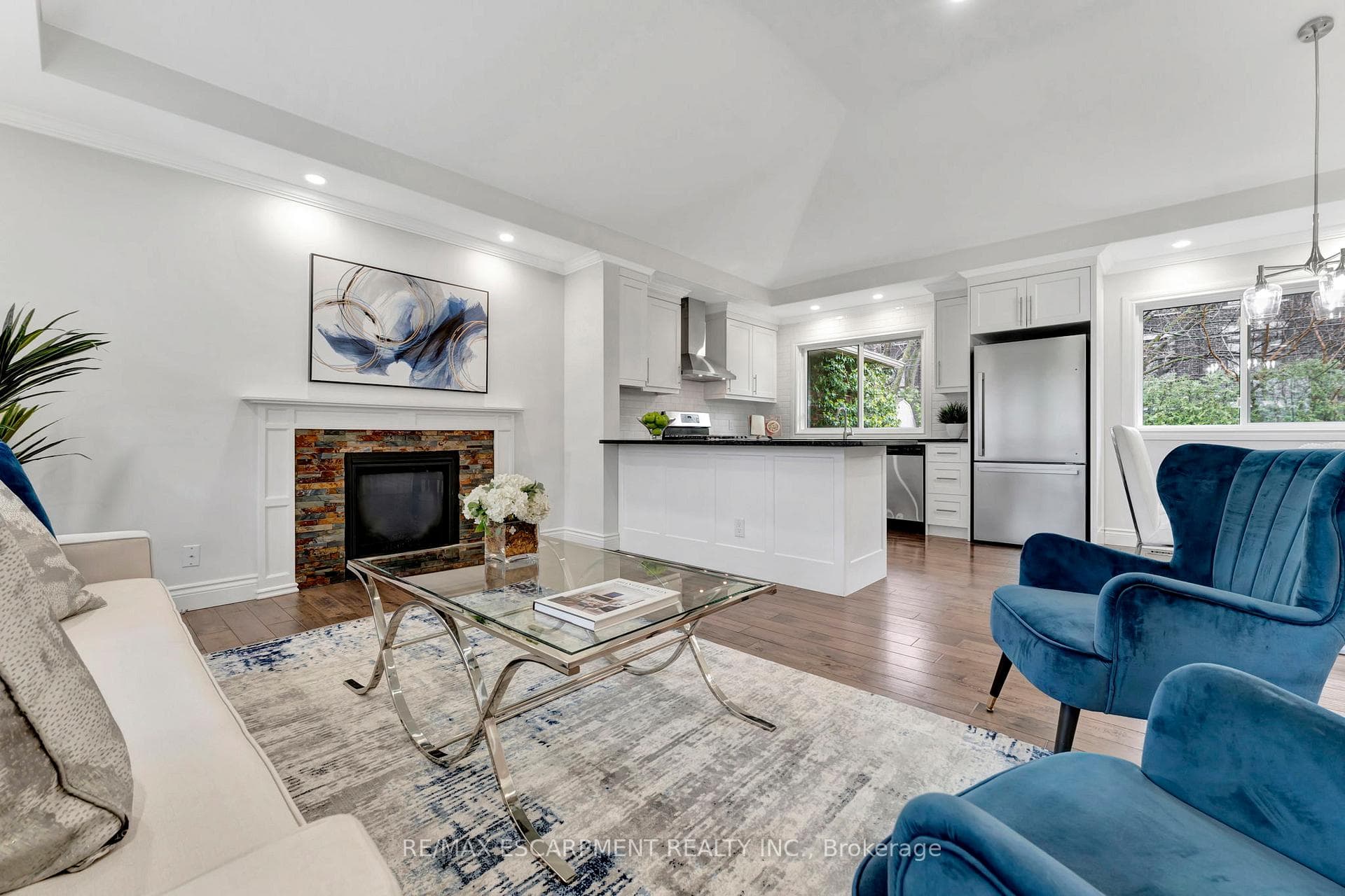2060 Maplewood Drive photo 9