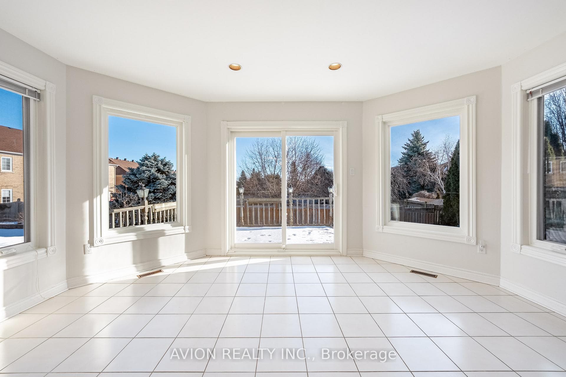 103 Spadina Road photo 13