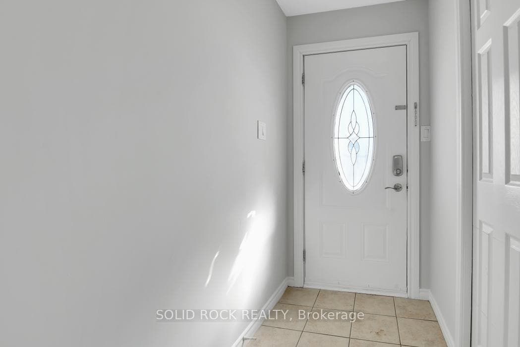 8 Shearer Crescent photo 4