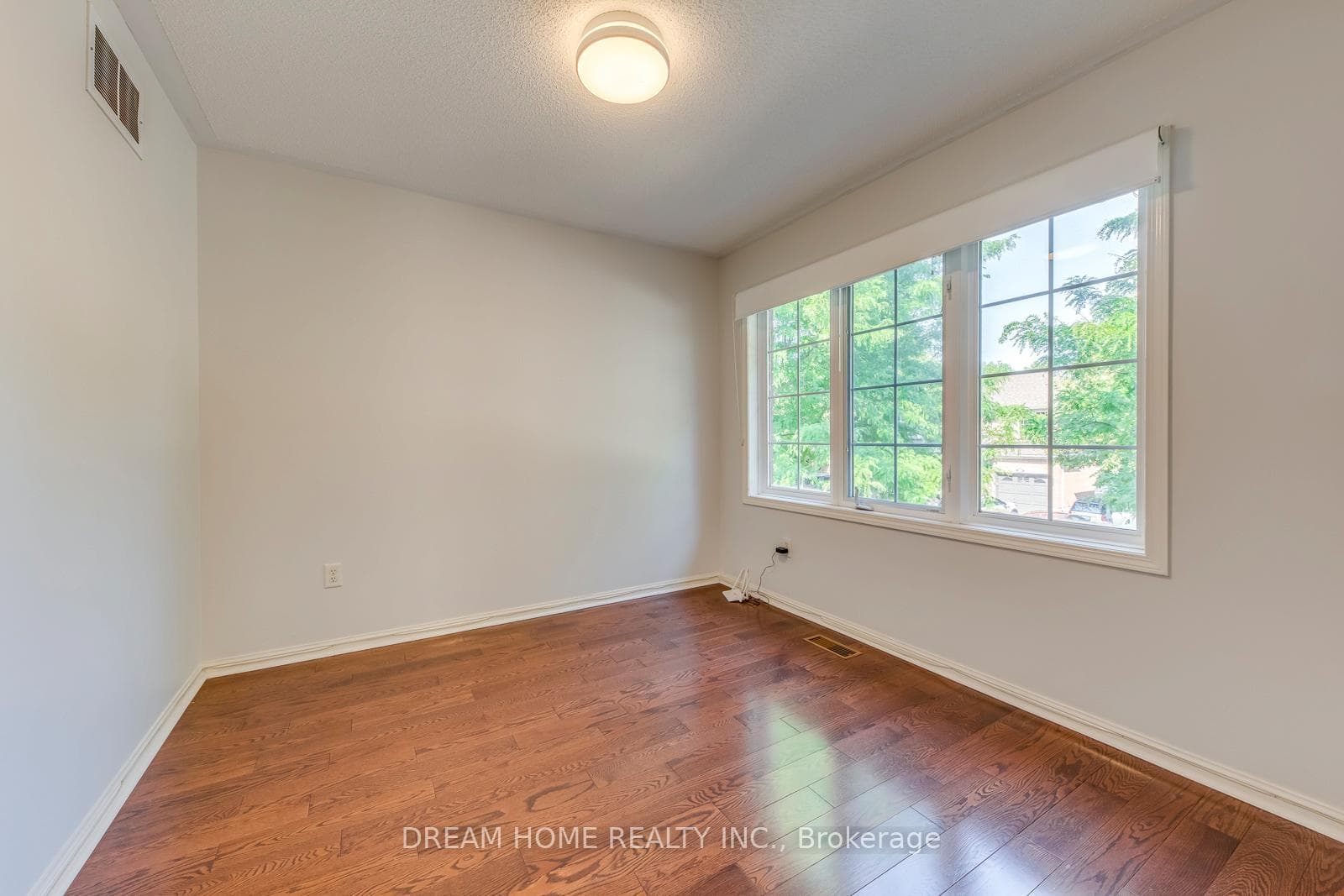 1281 GLENROSE Crescent photo 32