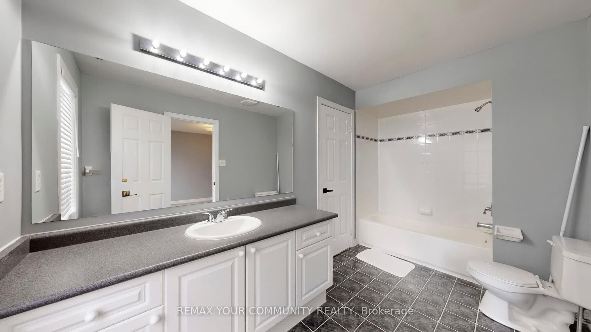 8 Westacott Avenue photo 23