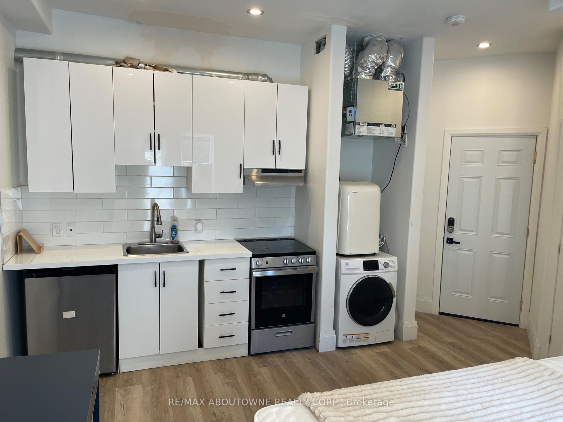 66 Wellington Street photo 18