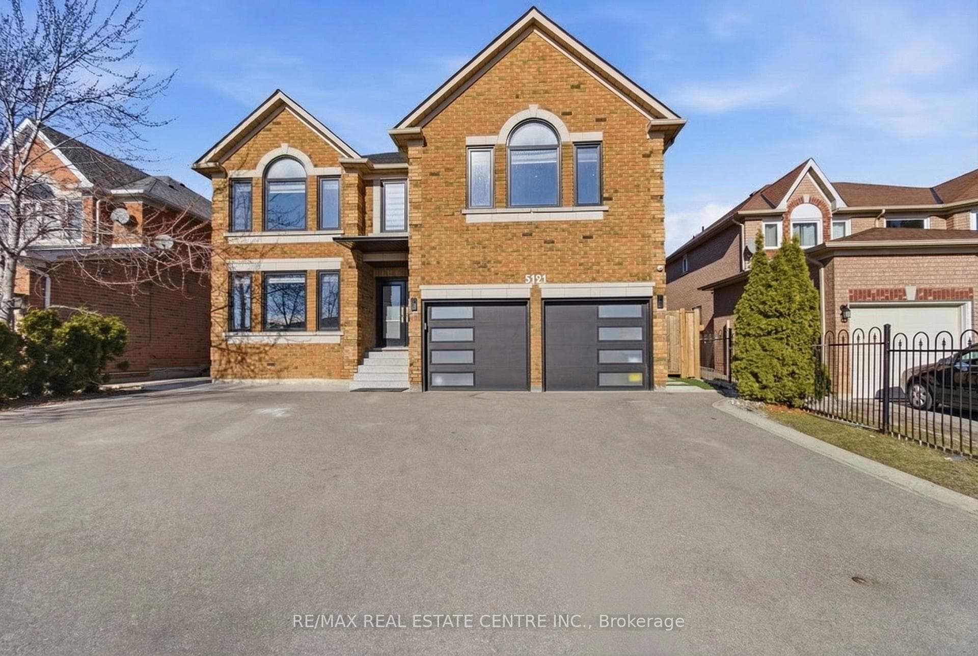 Parking for up to 7 Cars on the driveway + Garage