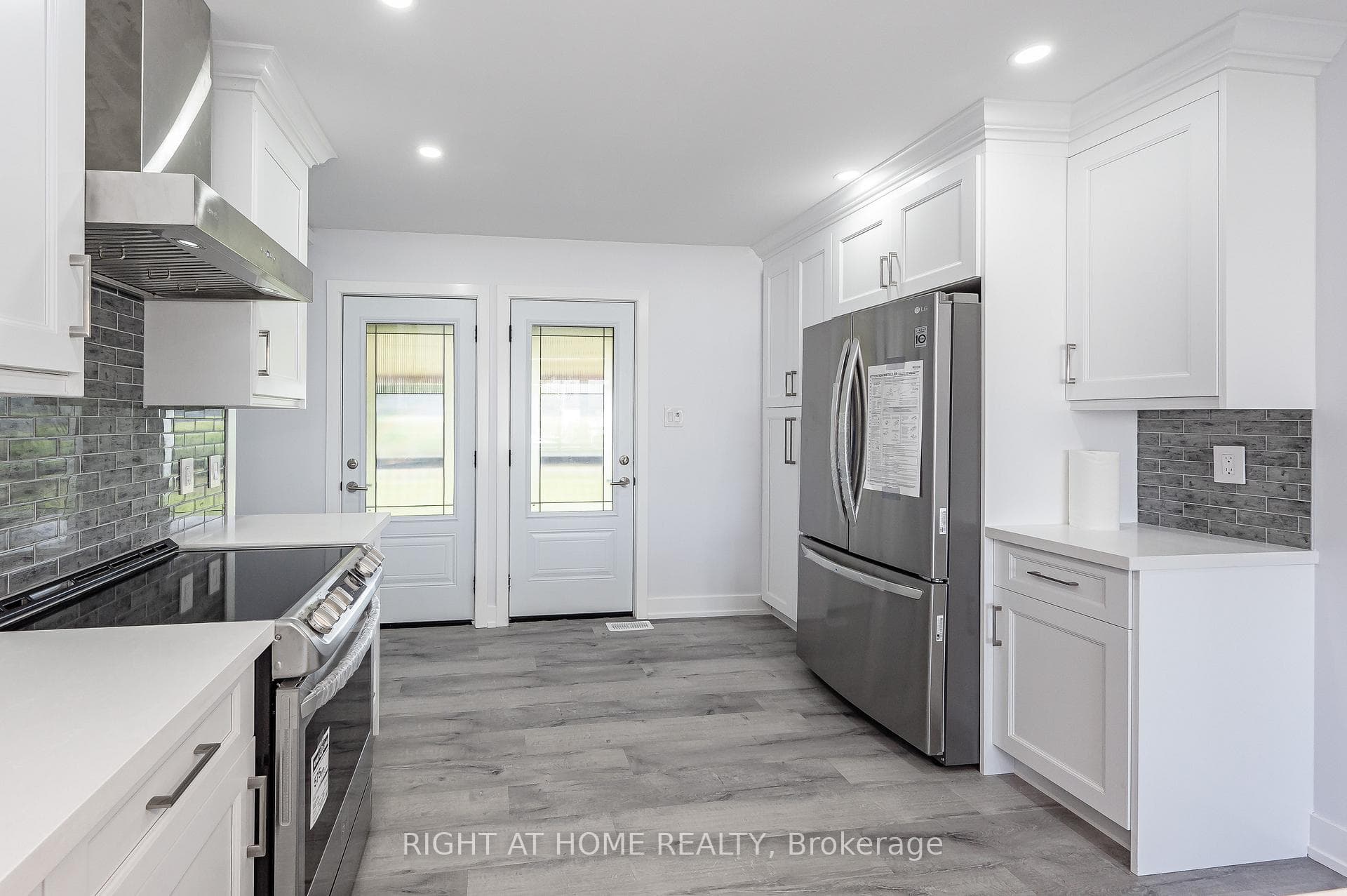 996 Barton Street photo 13