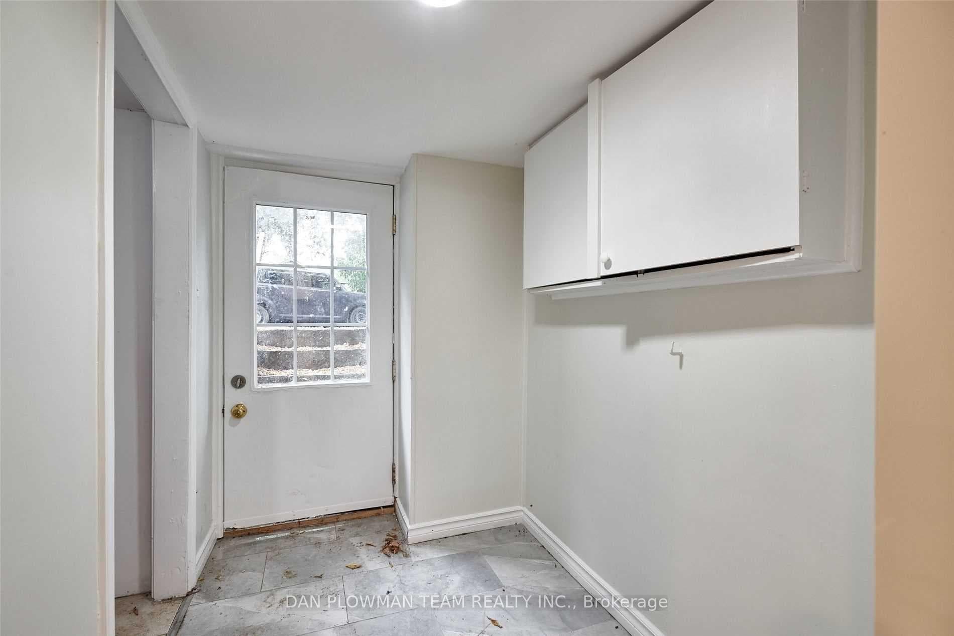 191 Simcoe Street Unit Basemnt photo 2
