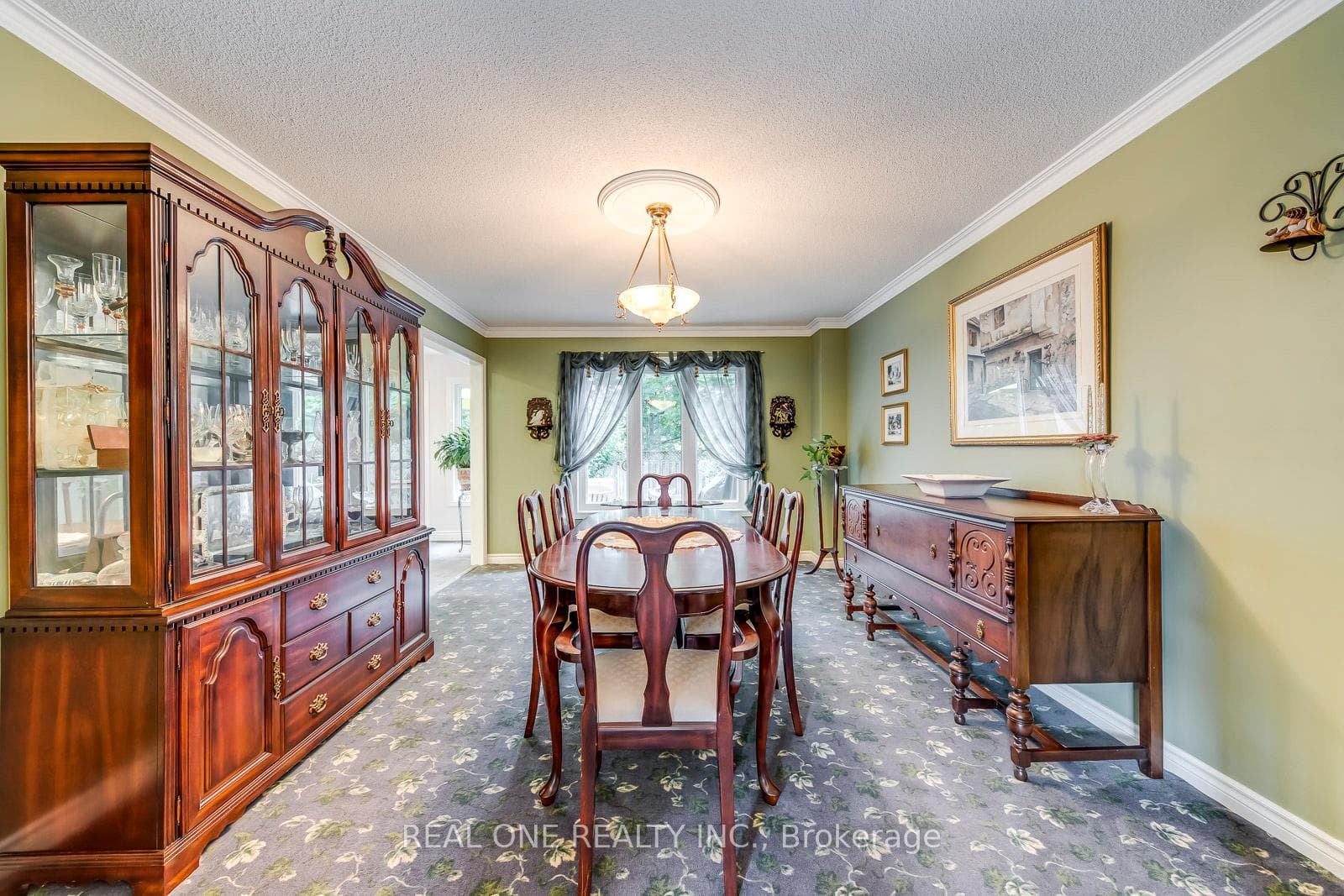 566 Blenheim Crescent photo 17