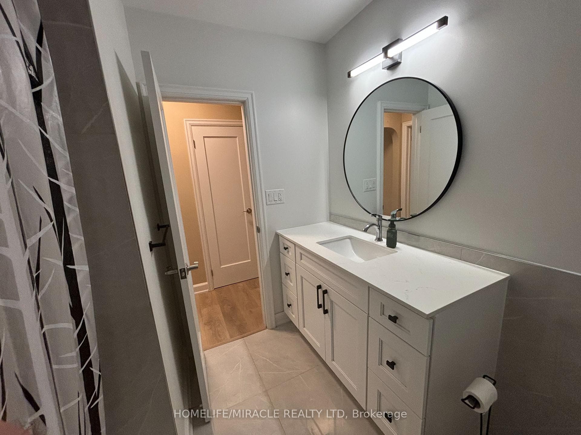 54 Hawman Avenue Unit Upper floor suite photo 13