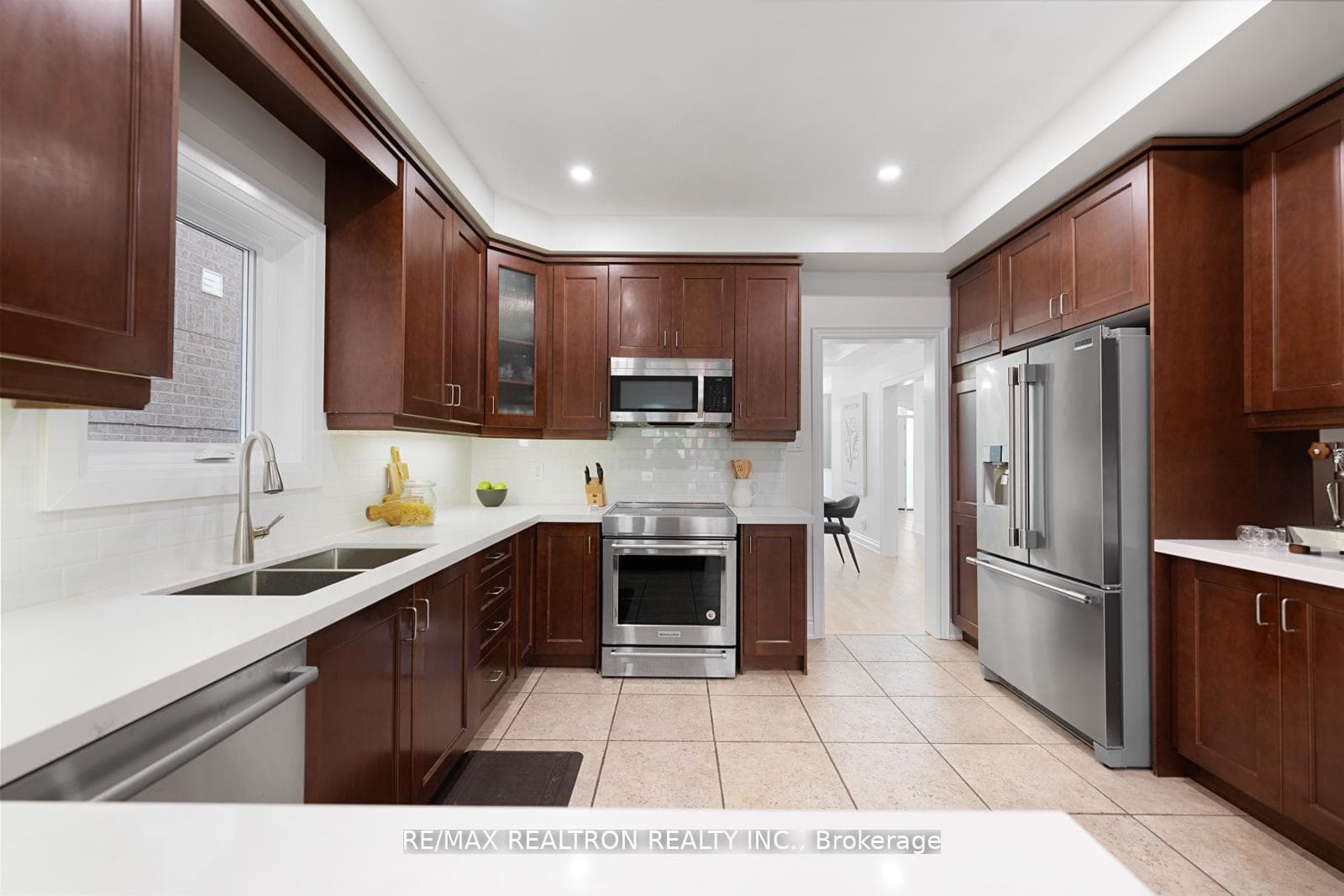 24 Model Avenue photo 12