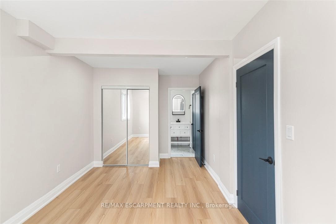 588 Barnaby Street photo 22