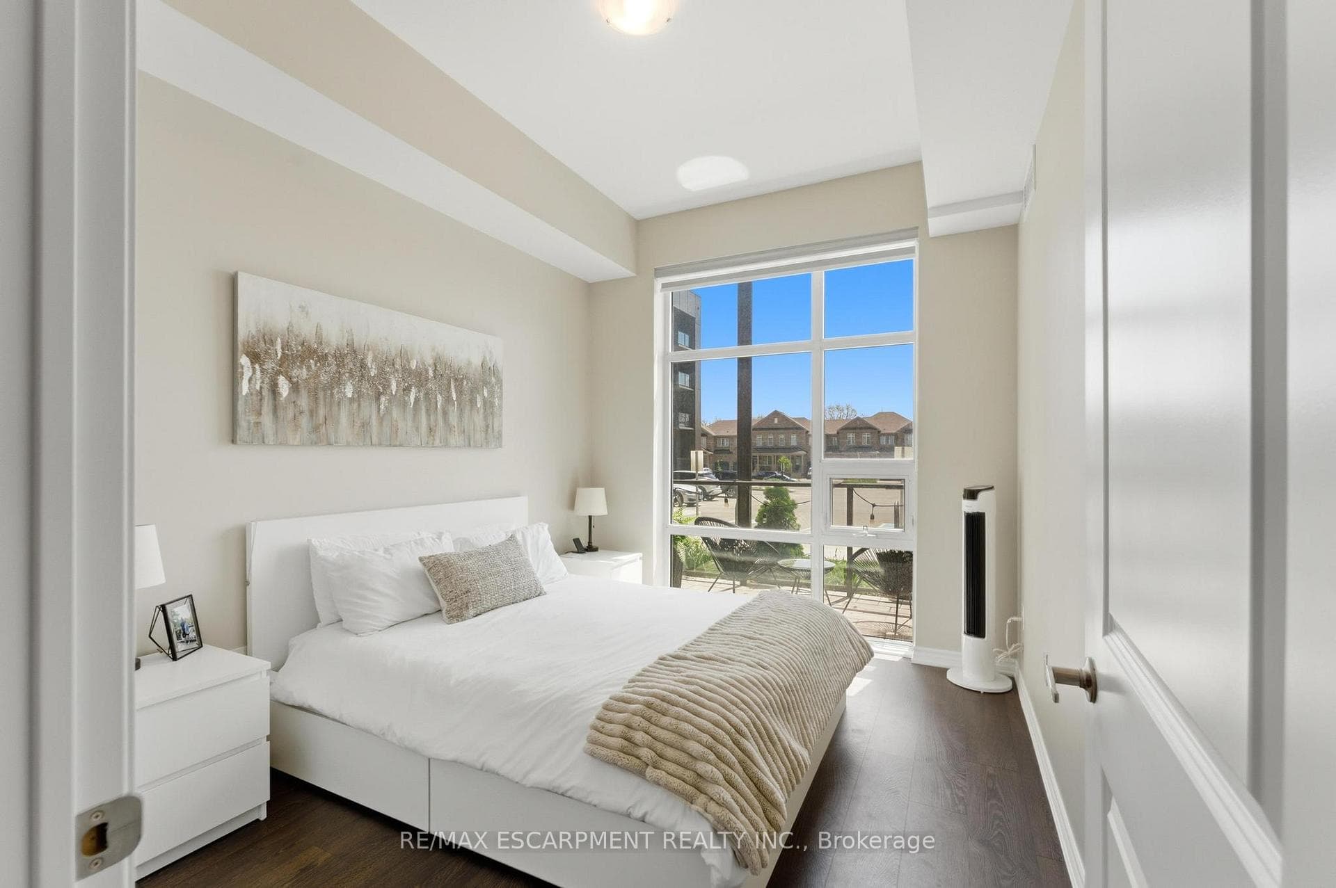 460 Dundas Street Unit 112 photo 12
