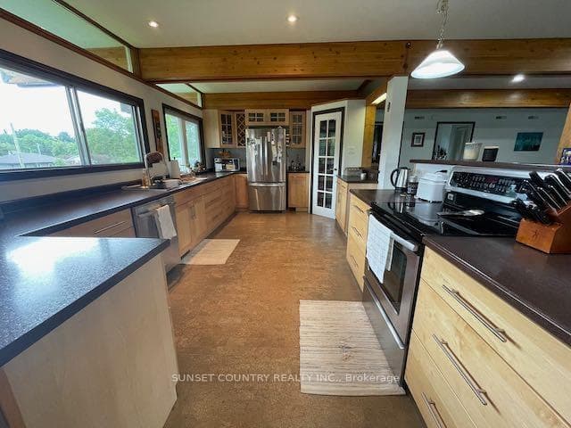 11 Schmidt Crescent photo 3