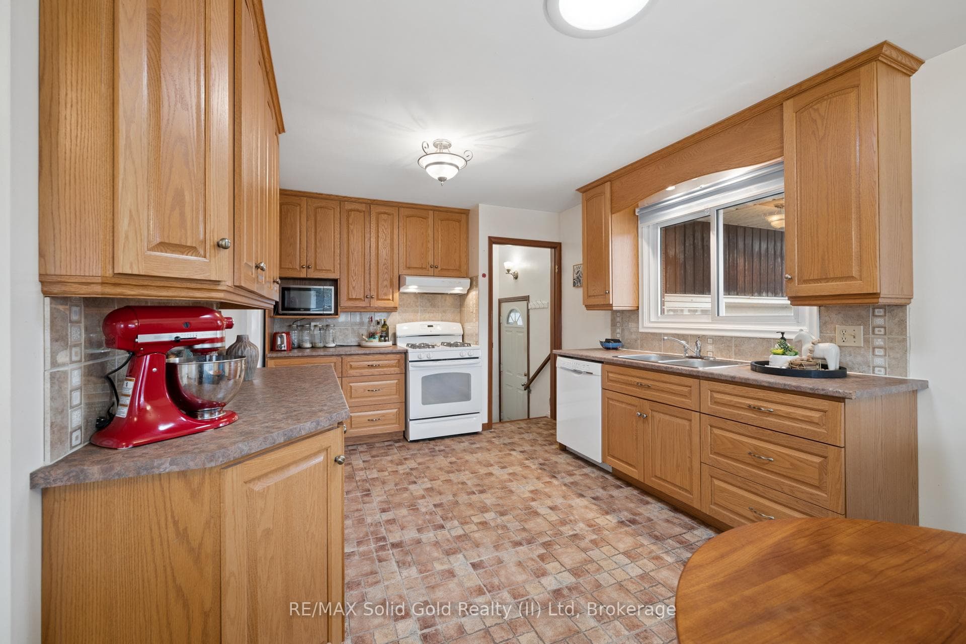 228 Kenneth Avenue photo 9
