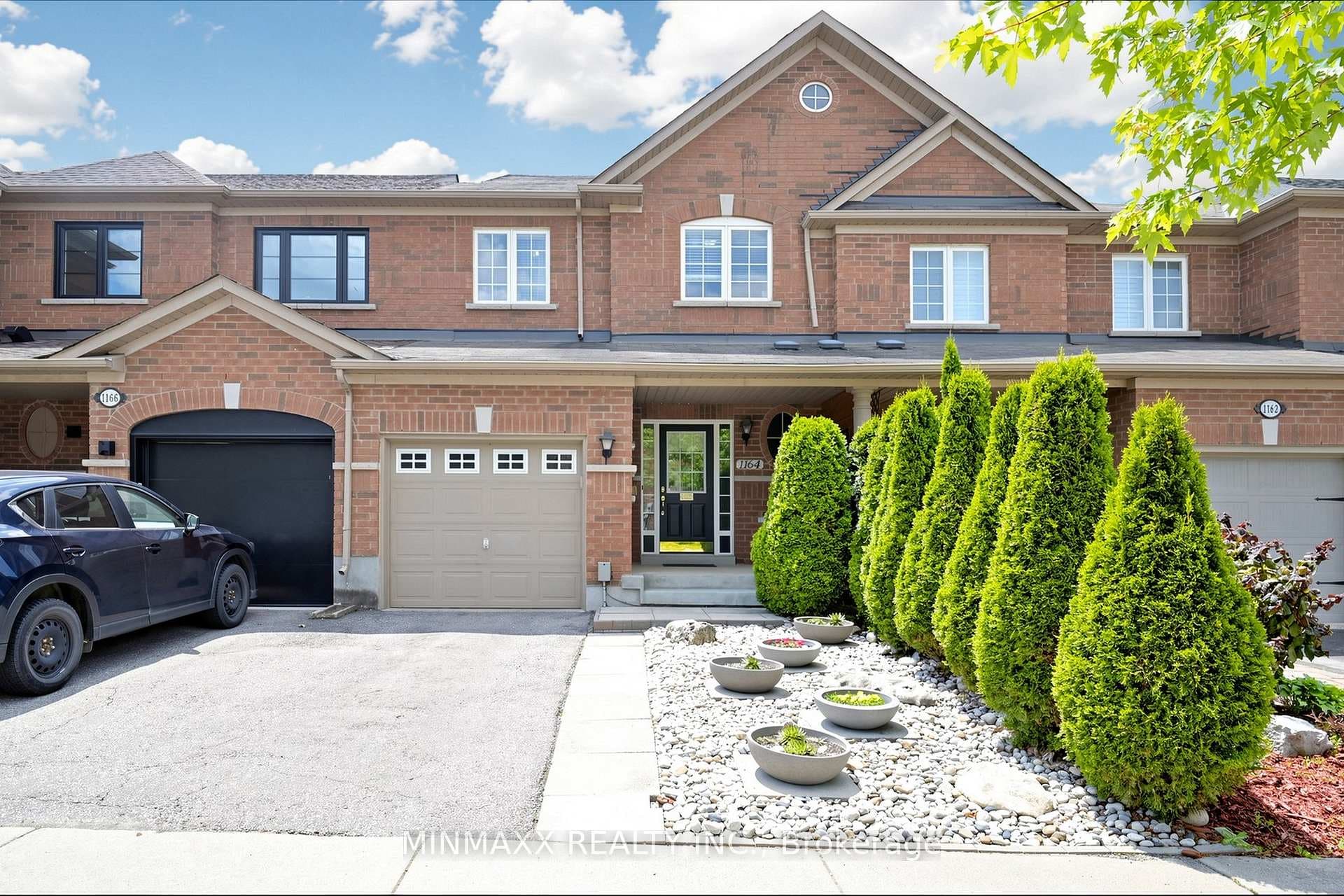 1164 CHAPMAN Crescent photo 1