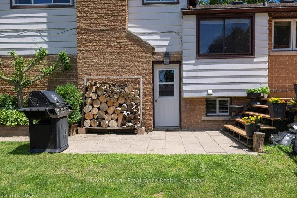671 SUSSEX Boulevard photo 40