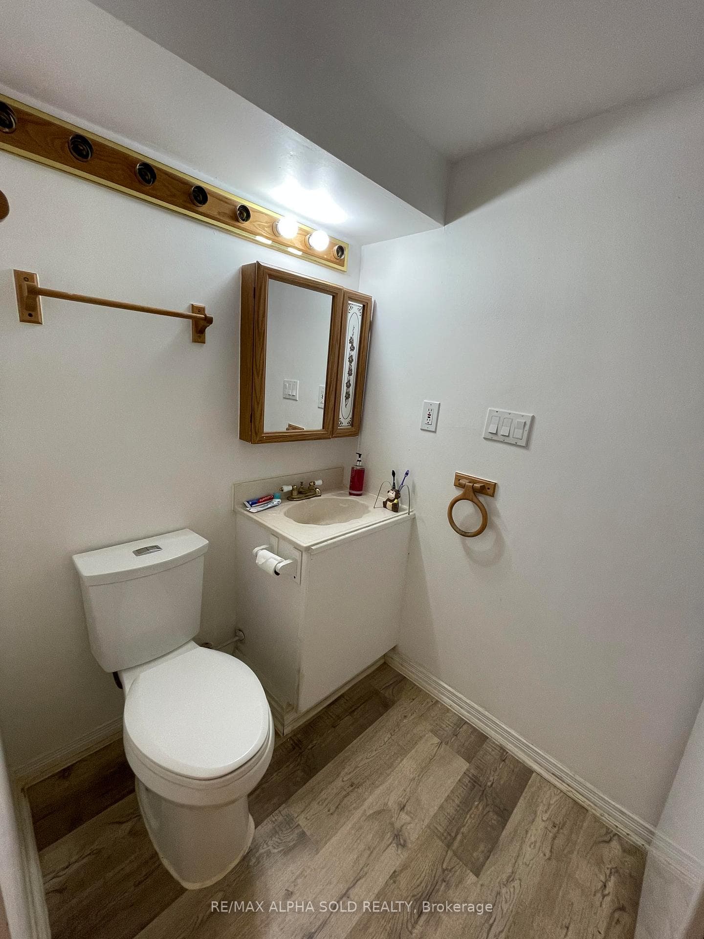 155 Edmonton Drive photo 9