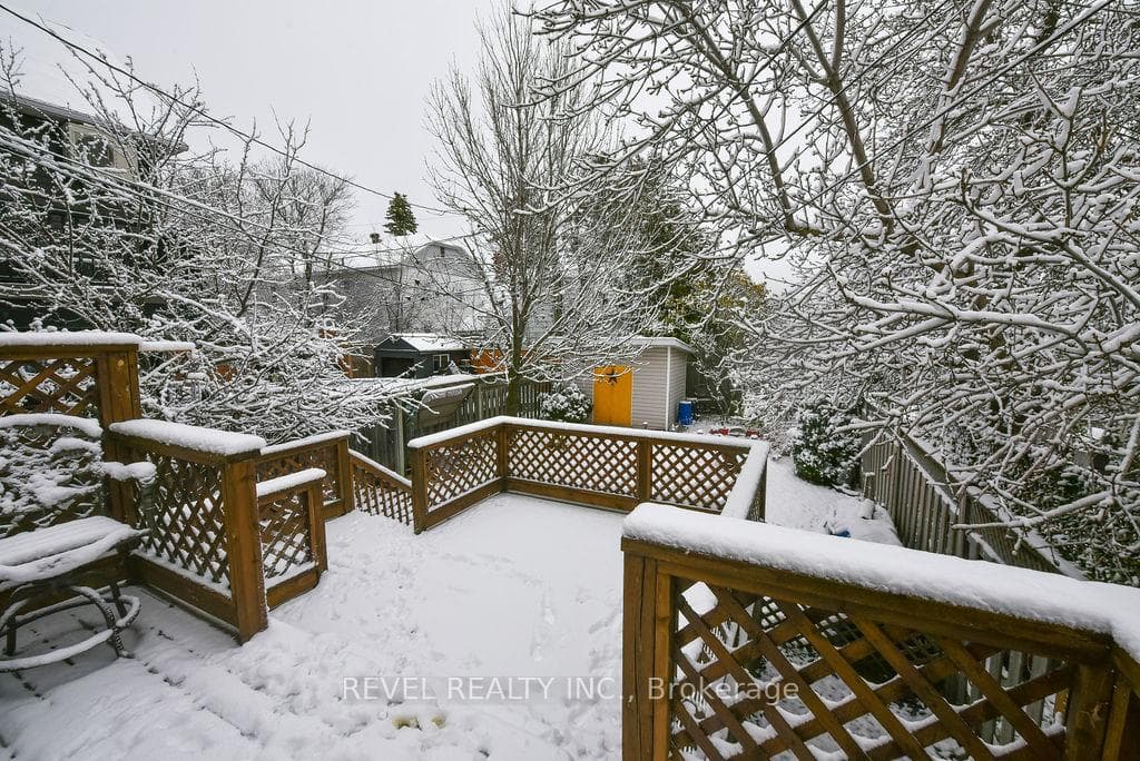 68 Hemlock Street photo 38