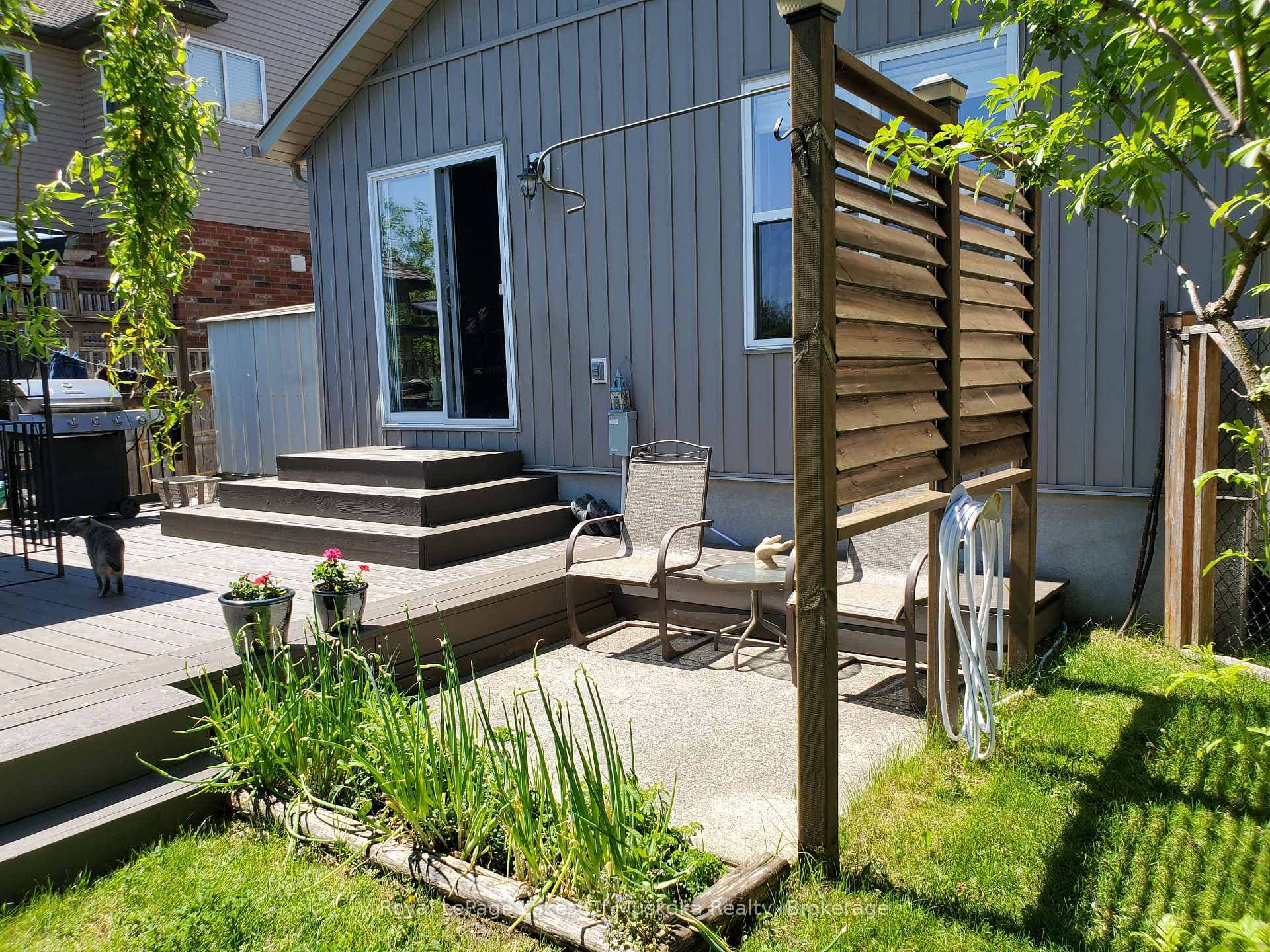 Concrete pad for hot tub with privacy screen