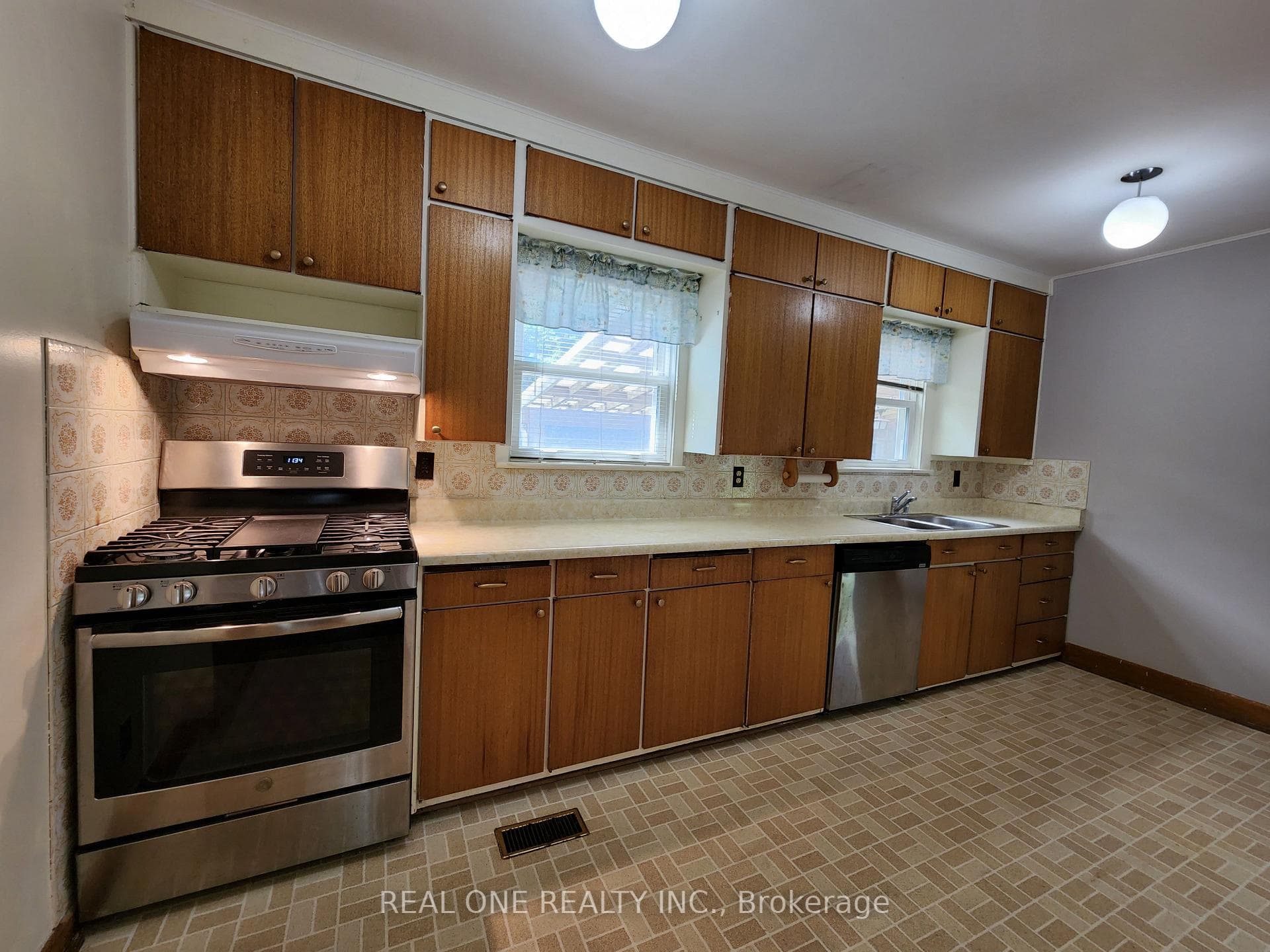 9 Erlane Avenue photo 5