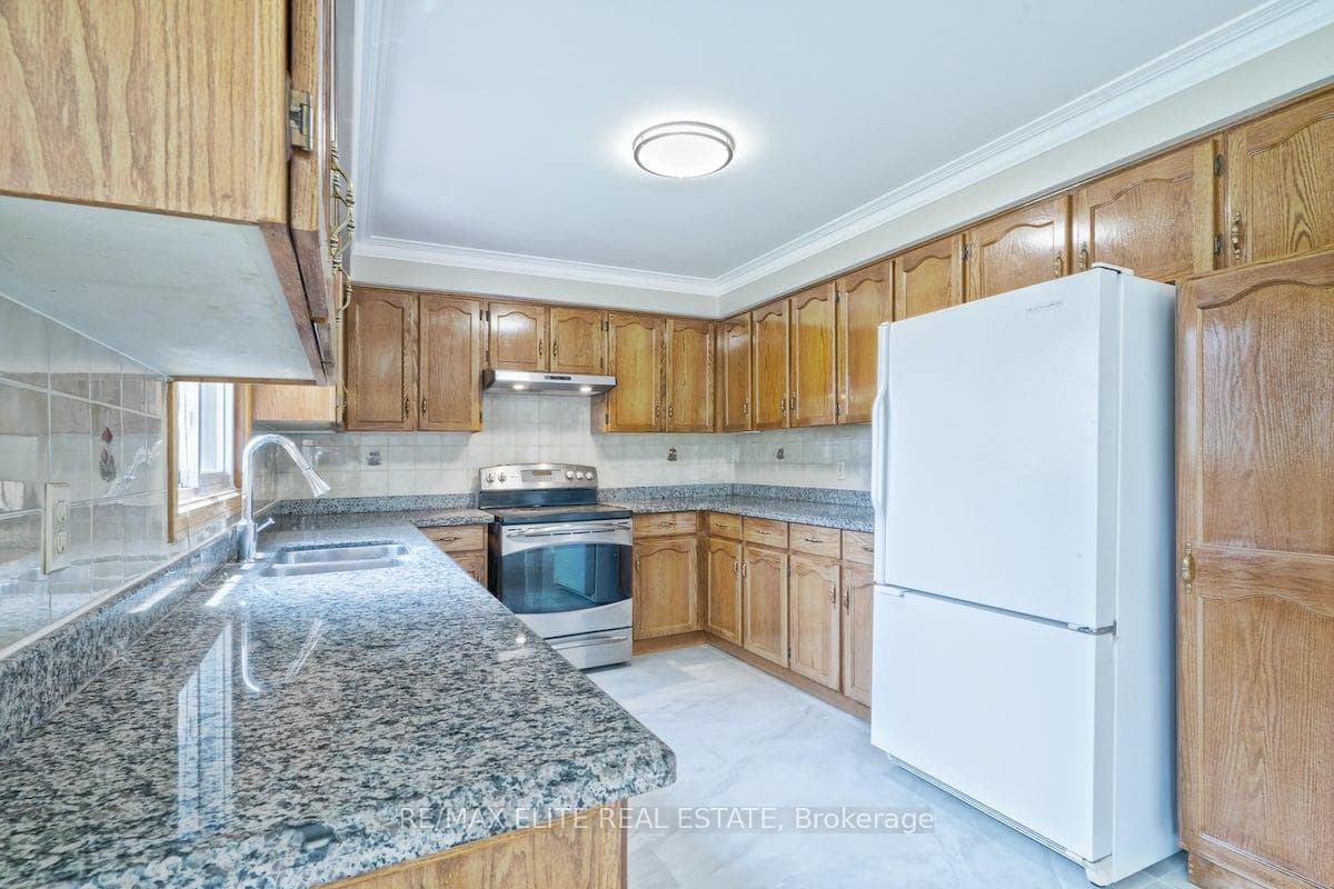 219 Connaught Avenue Unit Main photo 8