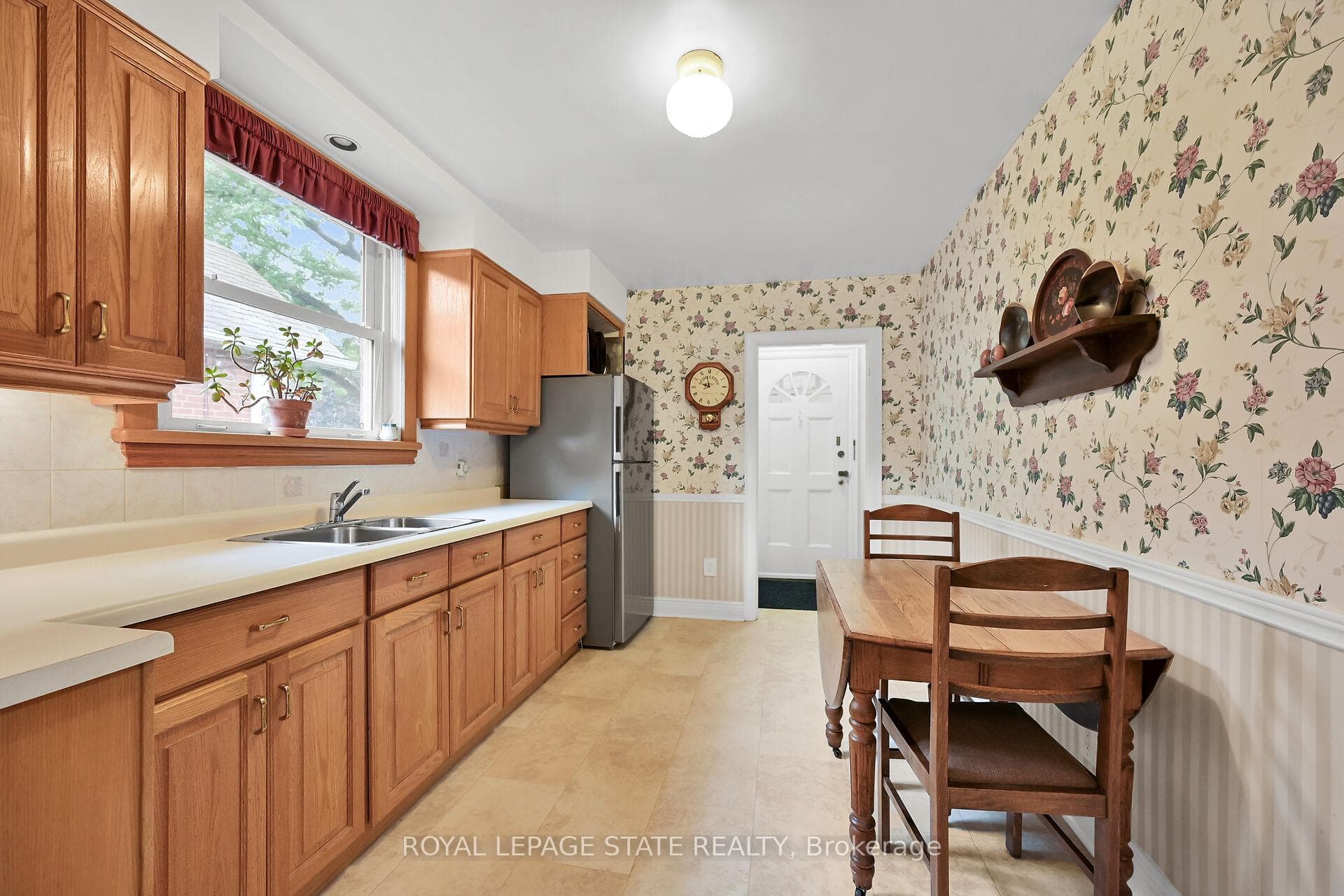 Eat-in Kitchen