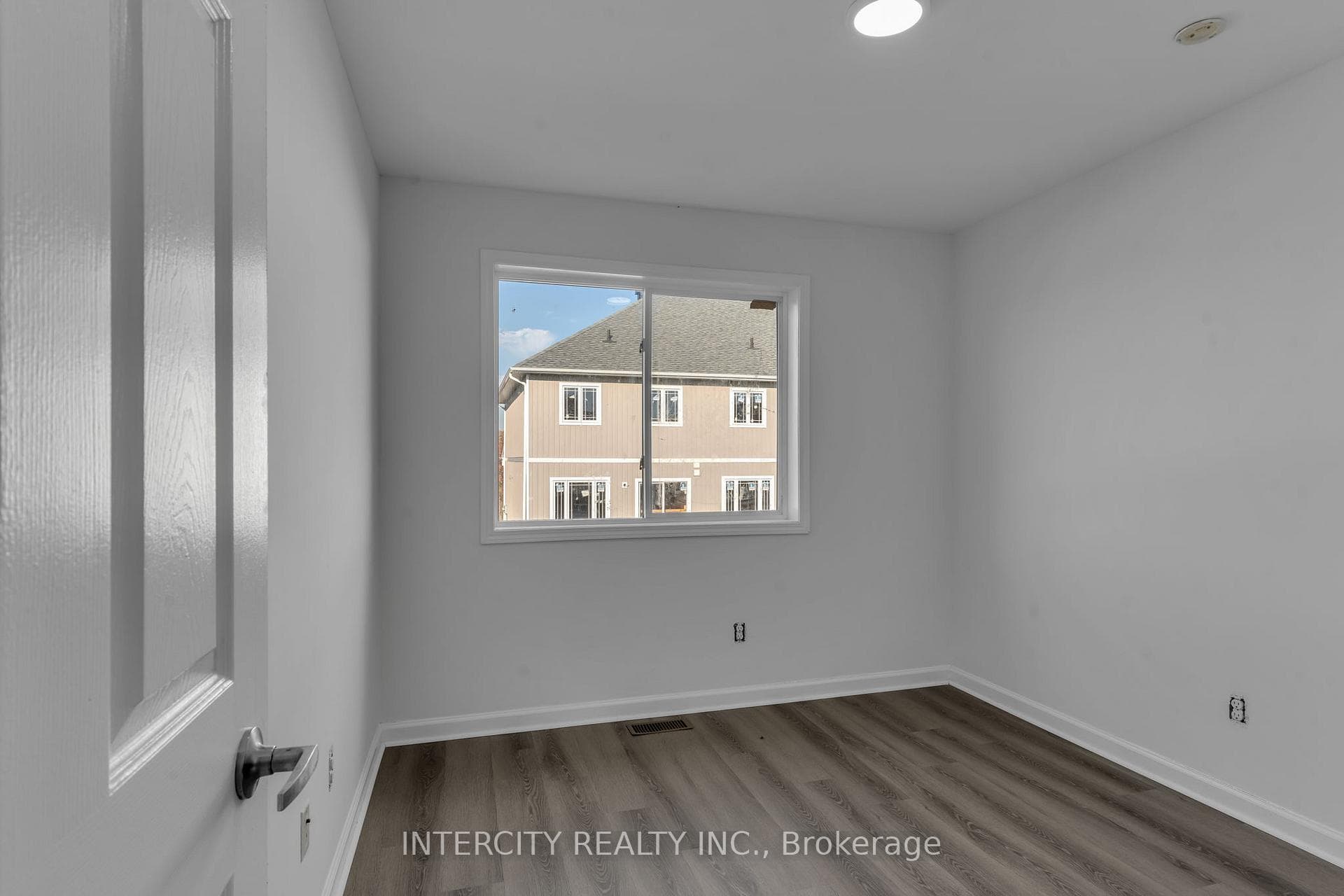 265 Conacher Drive photo 9