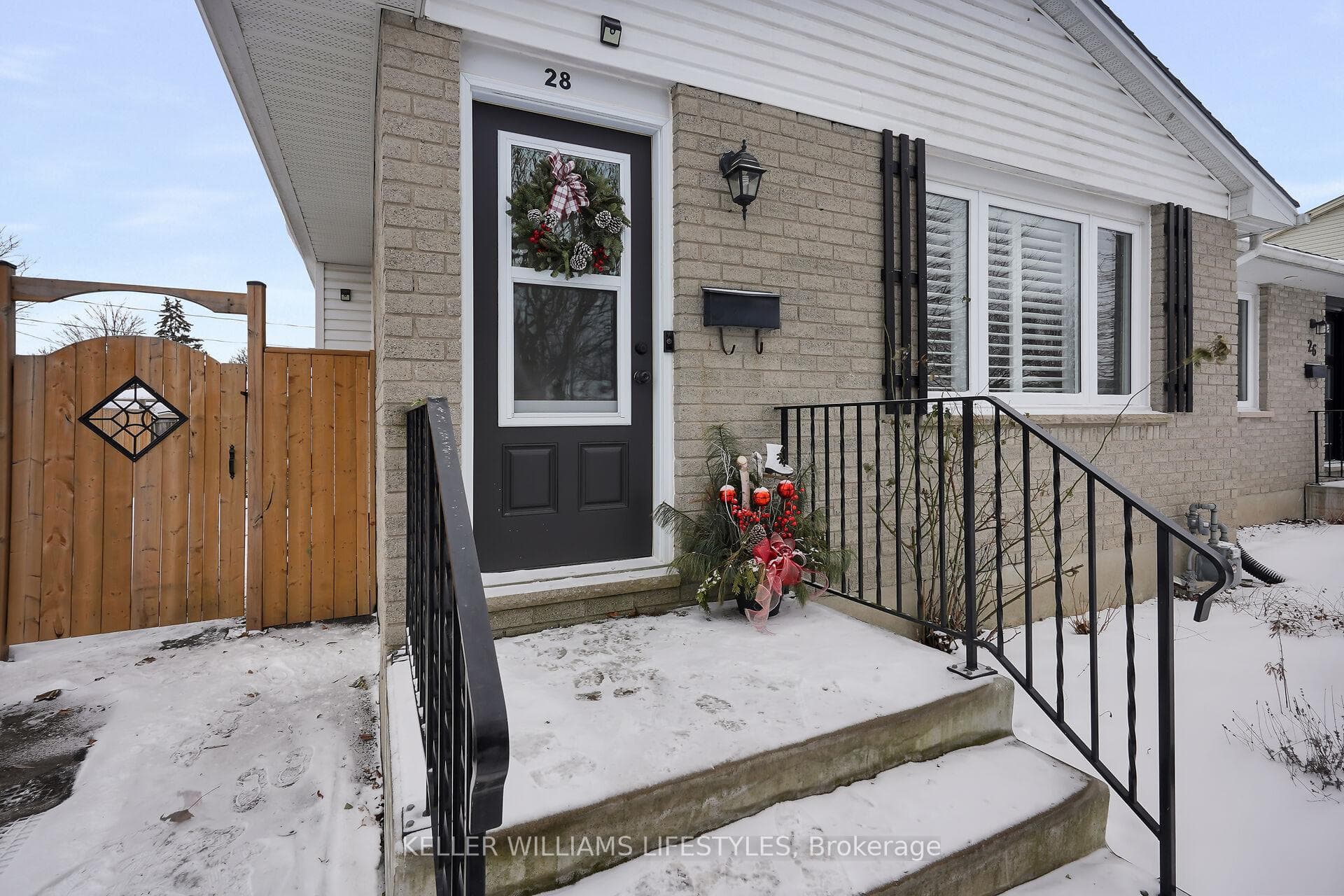 28 Vanier Place photo 3