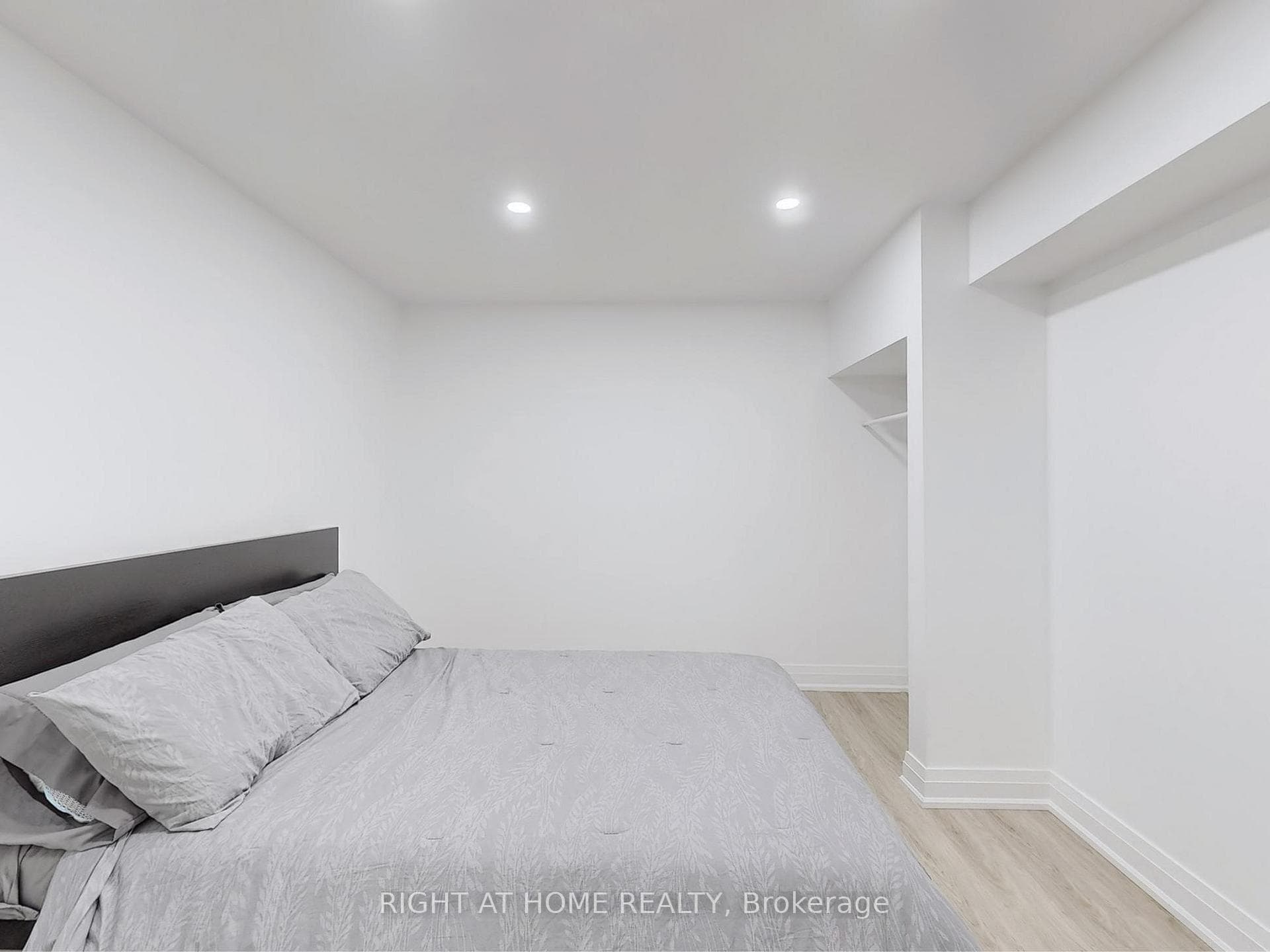 2353 Mowat Avenue photo 27