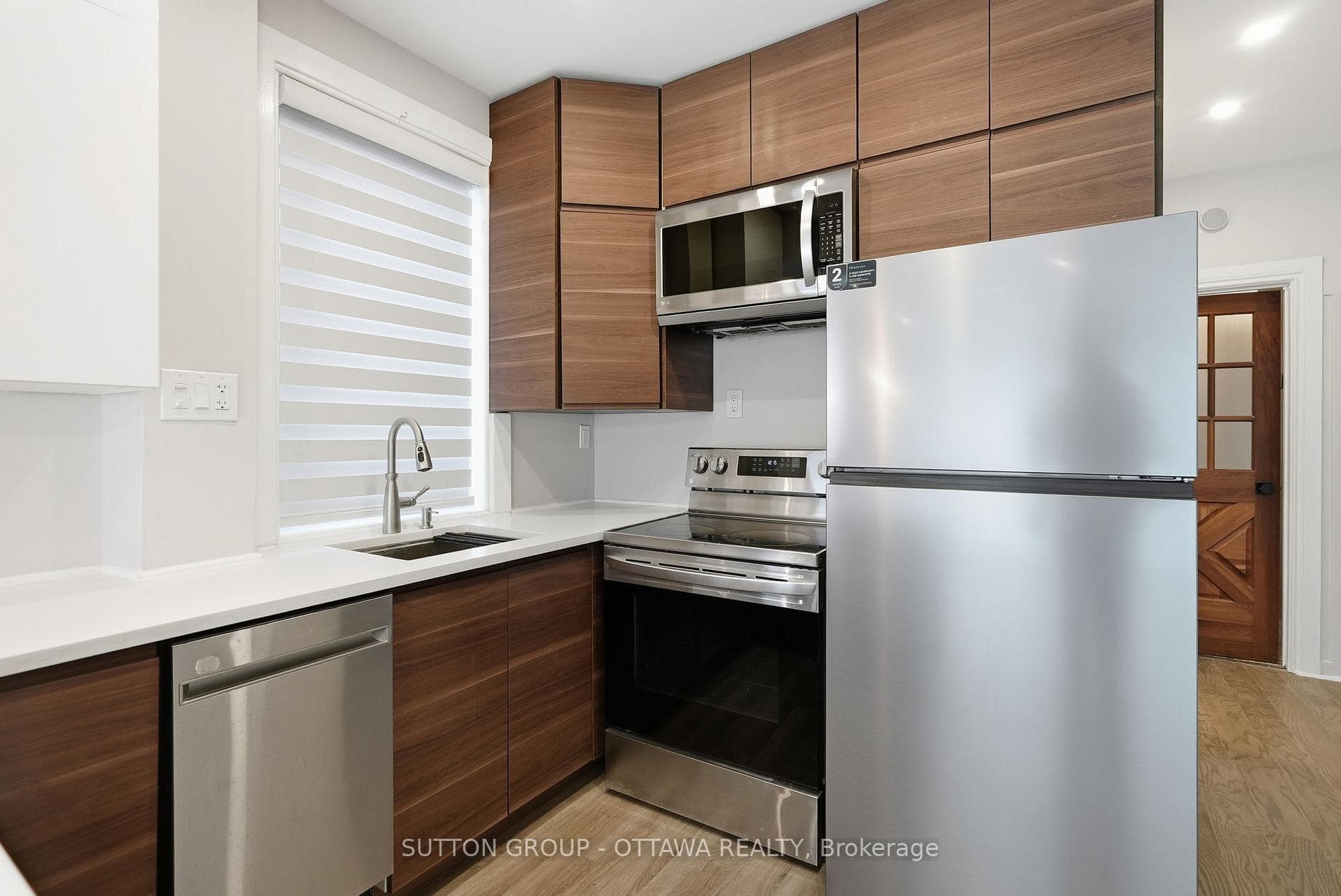 244 ROCHESTER Street photo 9
