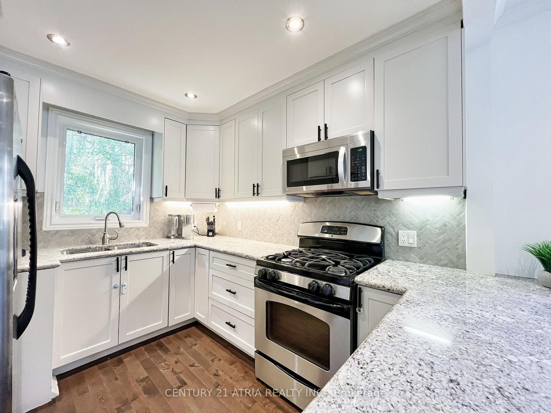 11 Latham Avenue photo 9