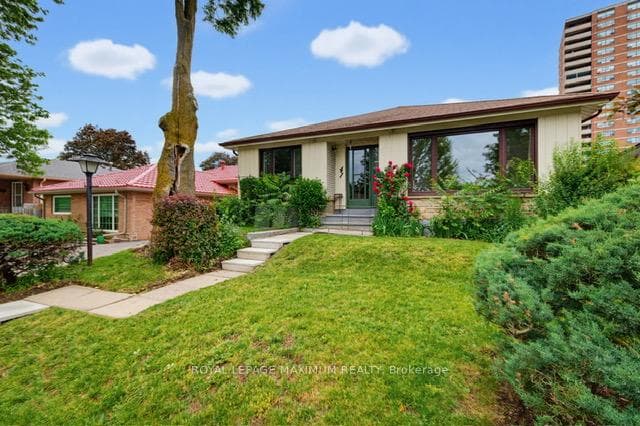41 Strathavon Drive photo 2