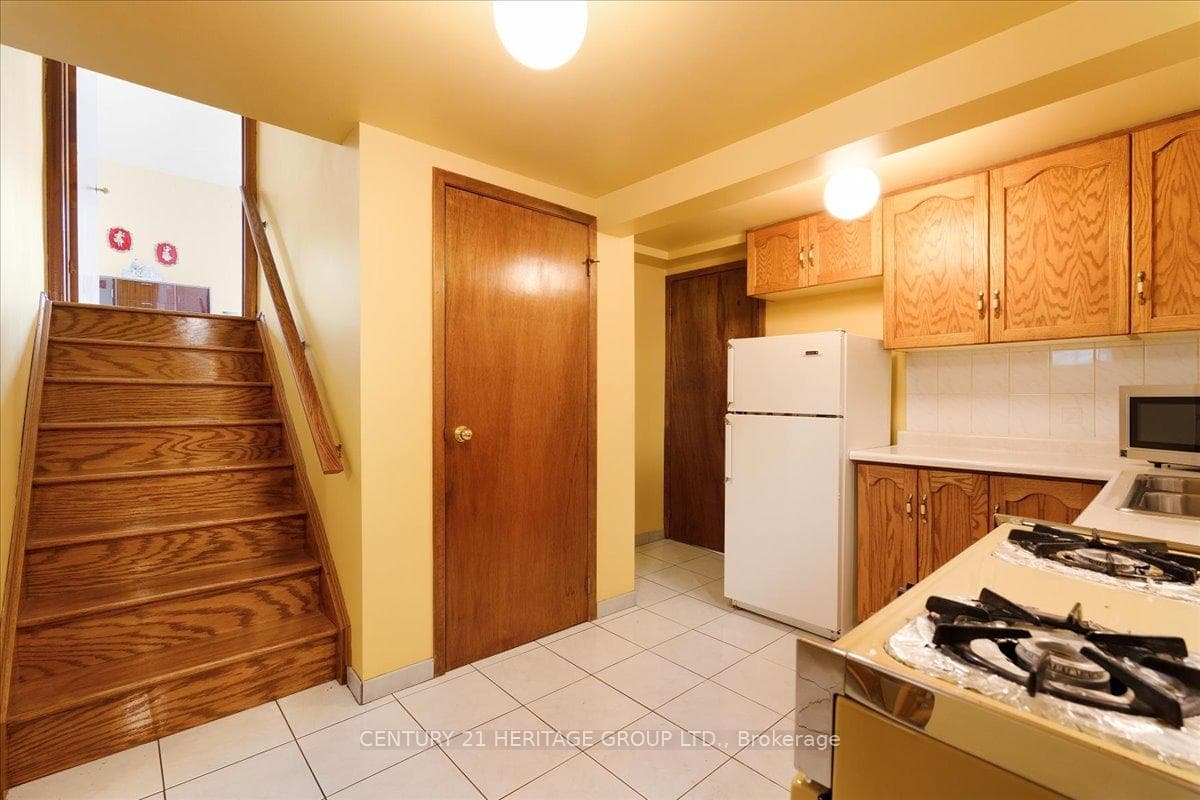 86 MARKSON Crescent photo 26