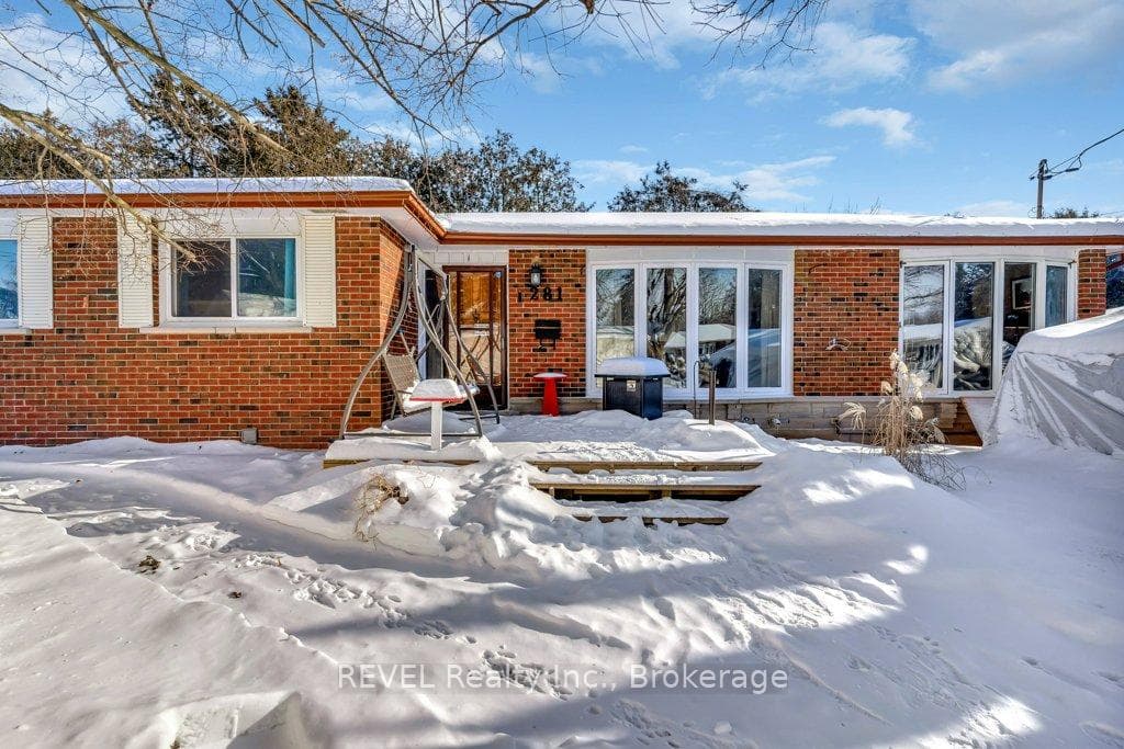 281 Chambers Crescent photo 1
