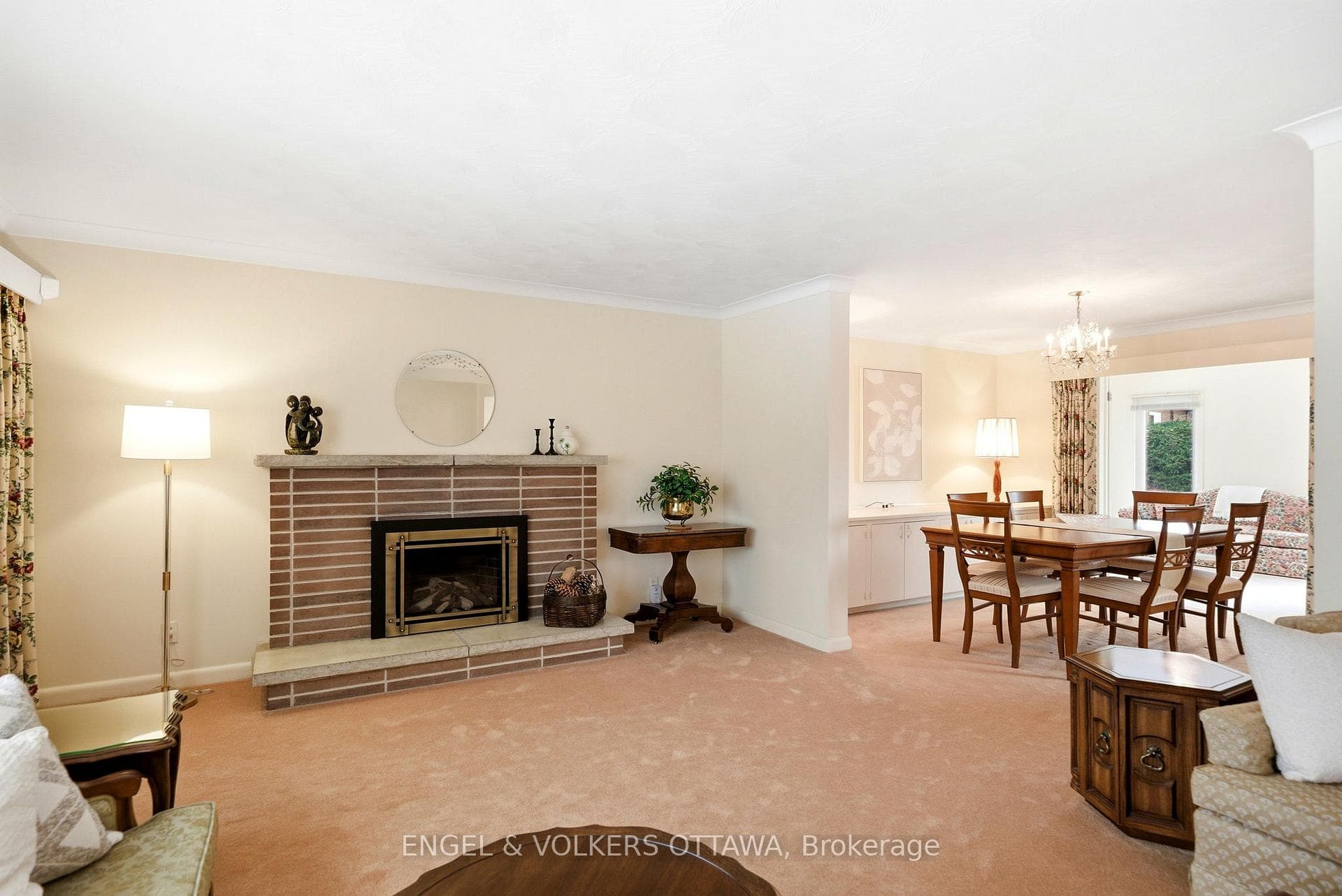 1148 Castle Hill Crescent photo 5