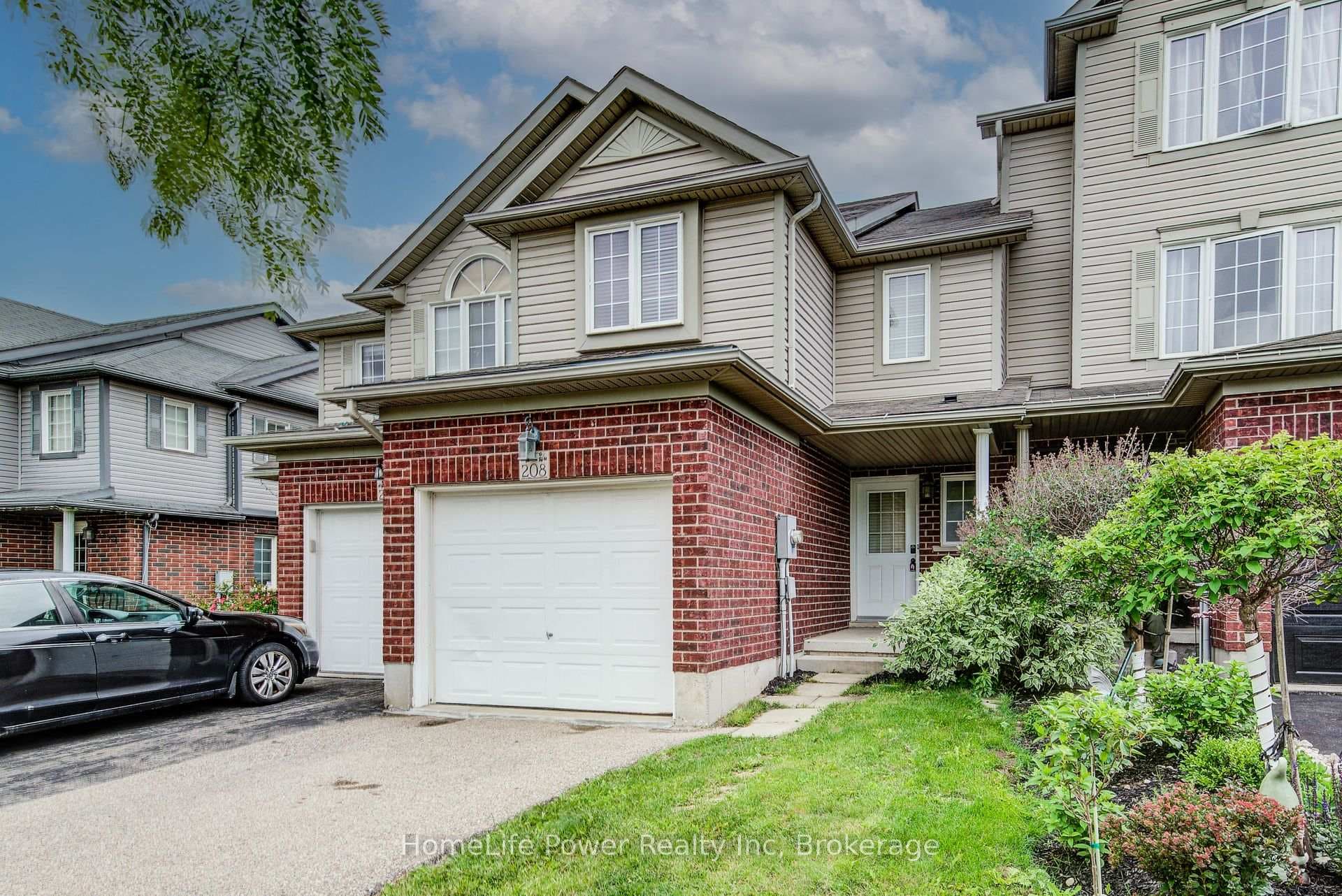 208 Featherstone Crescent photo 2