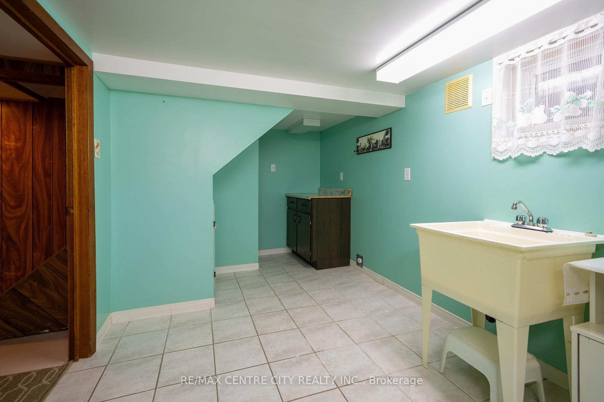 2571 Queen Street photo 26