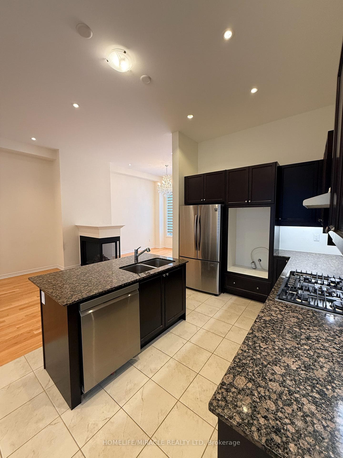 27 Mountainside Crescent photo 9