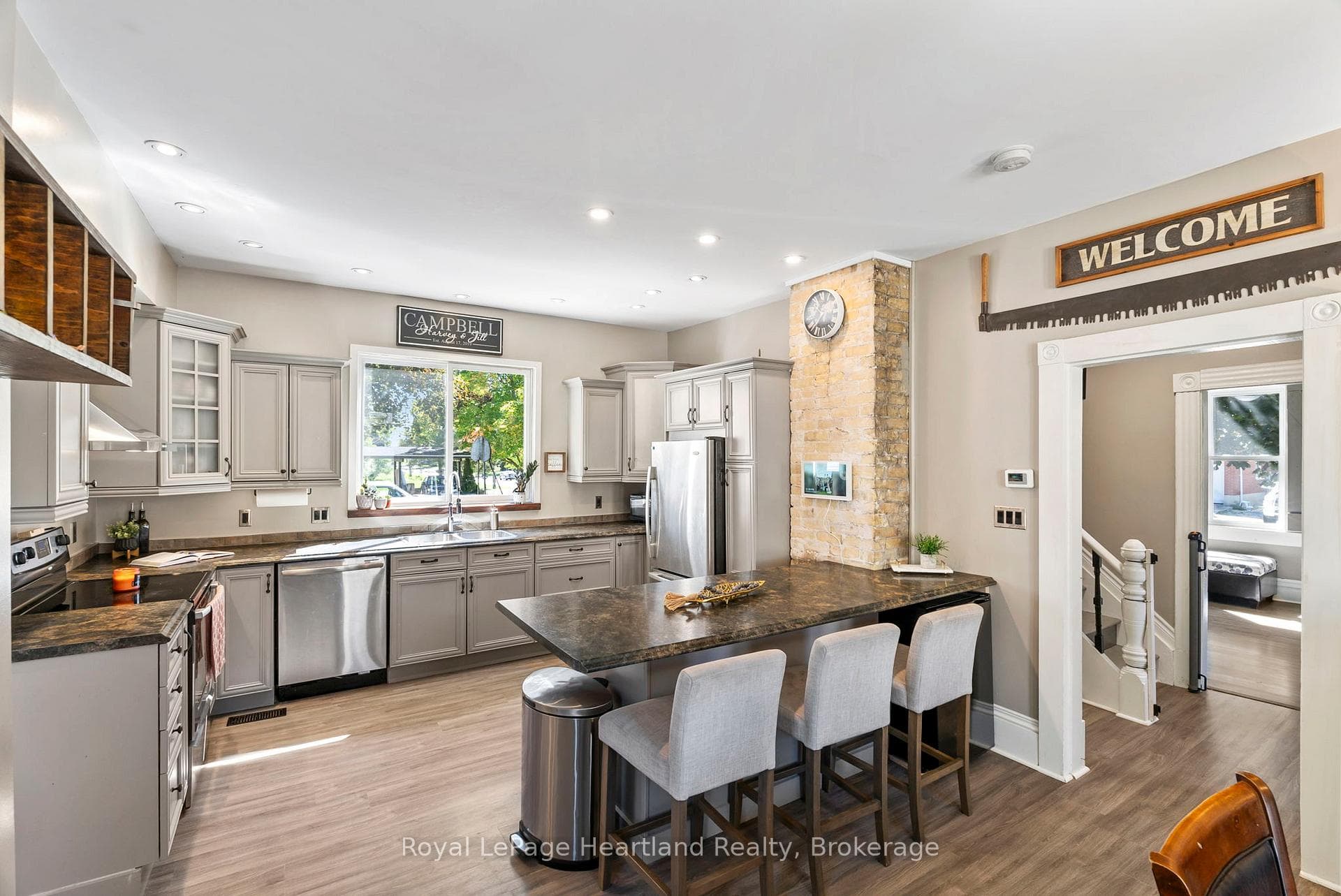 555 RAGLAN Street photo 16