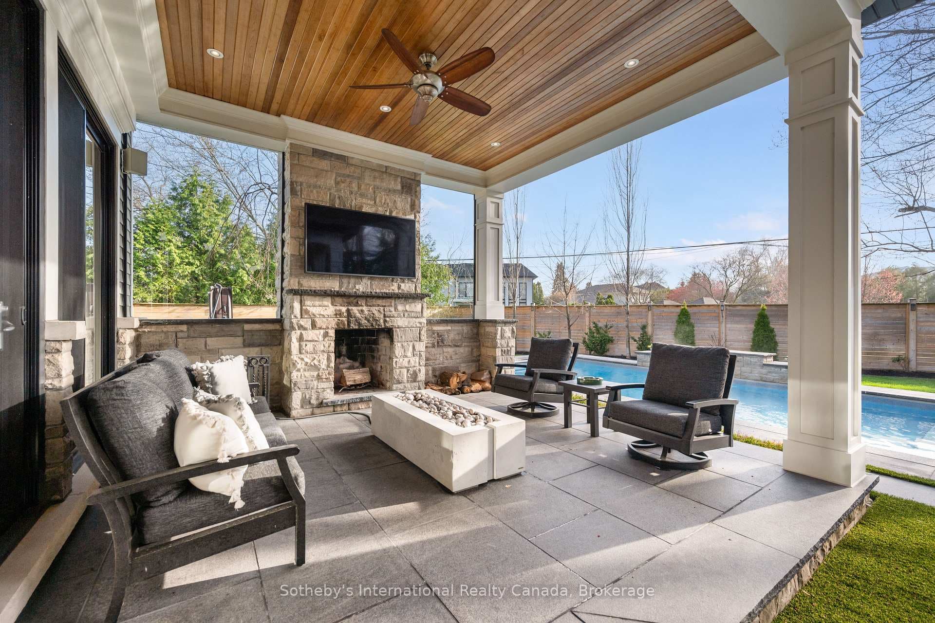 382 SANDHURST Drive photo 42