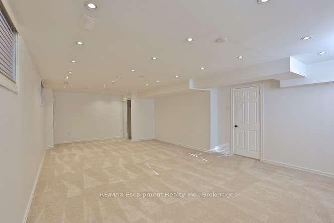 1336 Queen Victoria Avenue photo 36
