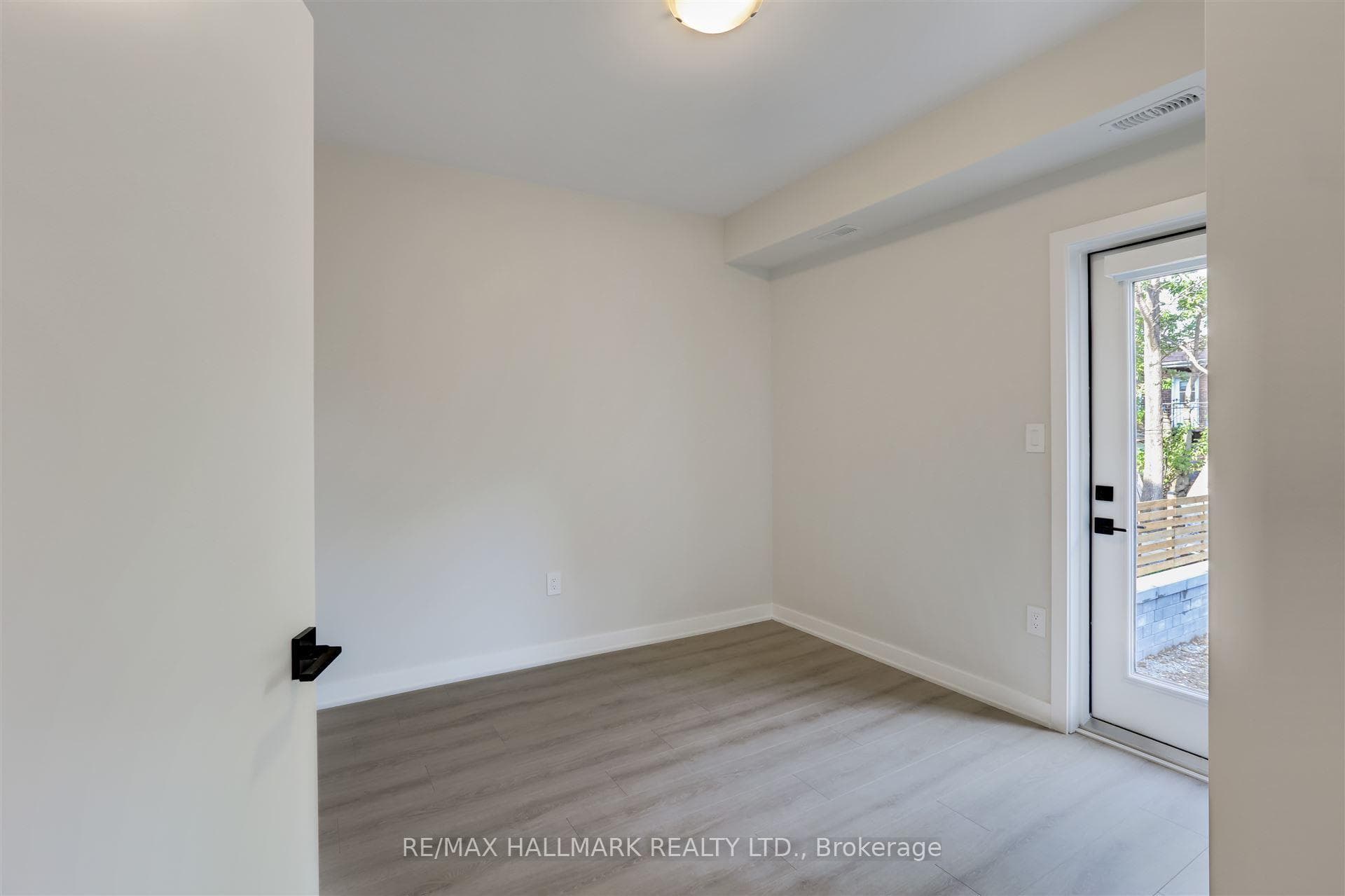 979 Avenue Road Unit Main photo 21
